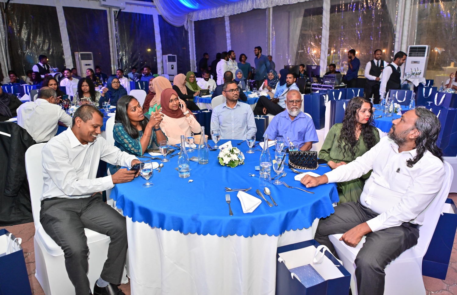 ރާއްޖޭގެ އެންމެ ބޮޑު ވިޔަފާރި ކުންފުނި އެސްޓީއޯ އިން ހުޅުމާލޭ ސެންޓްރަލް ޕާކުގައި ބޭއްވި އަހަރީ އާއްމު ޖަލްސާގައި ބައިވެރި ބައެއް މީހުން: އެ ކުންފުނީގެ މިދިޔަ އަހަރުގެ ފައިދާ އިން ހިއްސާ އަކަށް 77ރ. ބަހަން މި ޖަލްސާގައި ވަނީ ފާސްކޮށްފައި.-- ފޮޓޮ: ނިޝާން އަލީ/މިހާރު