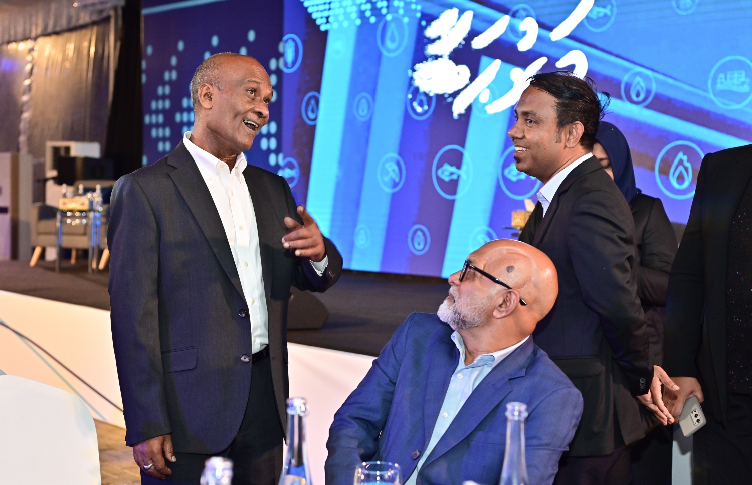 ރާއްޖޭގެ އެންމެ ބޮޑު ވިޔަފާރި ކުންފުނި އެސްޓީއޯ އިން ހުޅުމާލޭ ސެންޓްރަލް ޕާކުގައި ބޭއްވި އަހަރީ އާއްމު ޖަލްސާގައި ޑިރެކްޓަރުންގެ ބޯޑު މެންބަރުން ބައިވެރިވަނީ: އެ ކުންފުނީގެ މިދިޔަ އަހަރުގެ ފައިދާ އިން ހިއްސާ އަކަށް 77ރ. ބަހަން މި ޖަލްސާގައި ވަނީ ފާސްކޮށްފައި.-- ފޮޓޮ: ނިޝާން އަލީ/މިހާރު