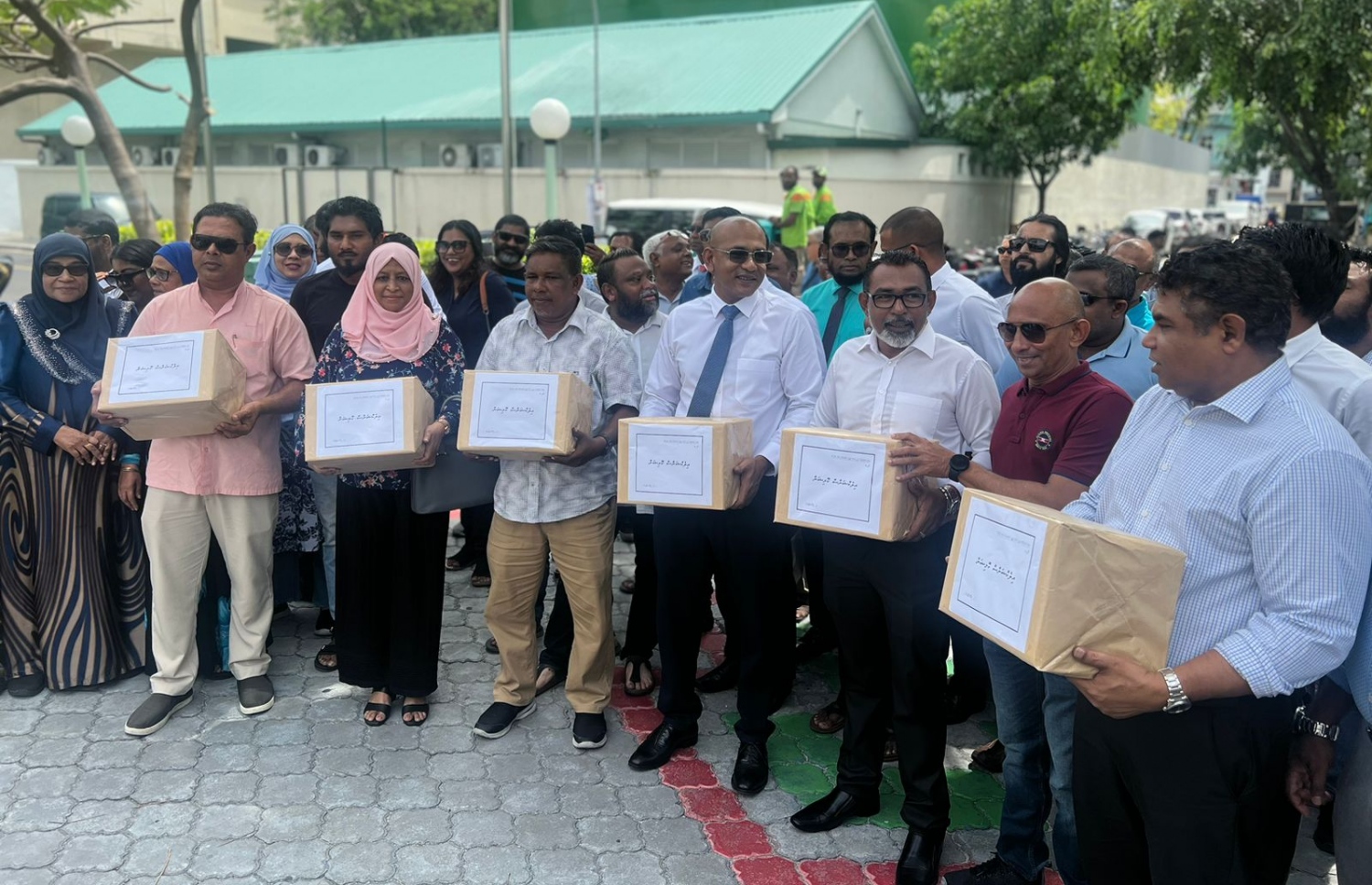 ދަ ޑިމޮކްރެޓްސް ސިޔާސީ ޕާޓީއެއްގެ ގޮތުގައި ރަޖިސްޓްރީކުރަން އިލެކްޝަންސް ކޮމިޝަންއަށް މިއަދު ވަނީ ހުށަހަޅާފައި. -ފޮޓޯ: މޫސާ ރަޝީދު | މިހާރު