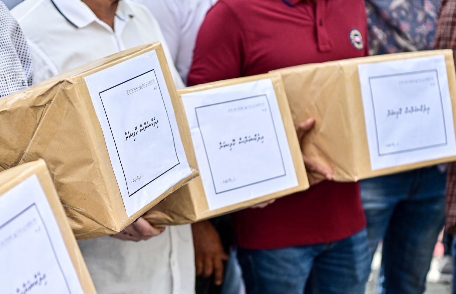 ދަ ޑިމޮކްރެޓްސް ރަޖިސްޓްރީކުރަން ބޭނުންވާ ފޯމުތައް އިލެކްޝަންސް ކޮމިޝަނާ މިއަދު ހުށަހަޅަނީ. -ފޮޓޯ: ނިޝާން އަލީ | މިހާރު