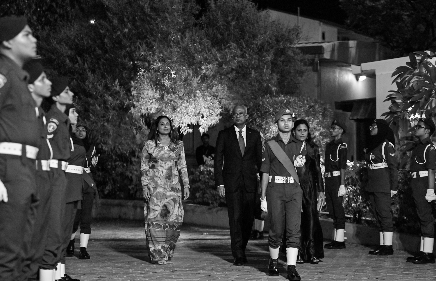 މިދިޔަ އަހަރުގެ އޭ ލެވެލް އިމްތިހާނުގެ ގަދަ 10 ގައި ހިމެނުނު ކުދިންނަށް އިނާމު ދިނުމަށް ދަރުބާރުގޭގައި ބޭއްވި ޖަލްސާ އަށް ރައީސް އިބްރާހިމް މުހައްމަދު ސޯލިހުގެ ދެކަނބަލުން ދަރުބާރުގެ އަށް ވަދެވަޑައިގަންނަވާއިރު އަރިހުގައި އެޑިއުކޭޝަން މިނސްޓަރު ޑރ. އާއިޝަތު އަލީ.--- ފޮޓޯ: ރައީސް އޮފީސް