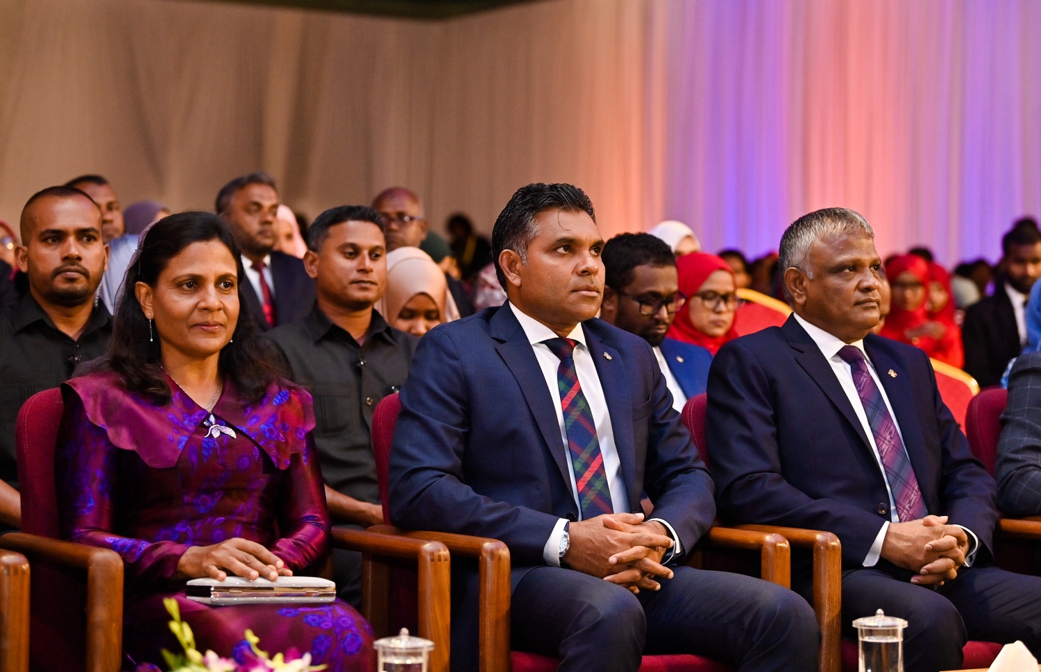 މިދިޔަ އަހަރުގެ އޭ ލެވެލް އިމްތިހާނުގެ ގަދަ 10 ގައި ހިމެނުނު ކުދިންނަށް އިނާމު ދިނުމަށް ދަރުބާރުގޭގައި ބޭއްވި ހަފުލާގައި ނައިބް ރައީސް ފައިސަލް ނަސީމާއި ހަޔާ އެޑިއުކޭޝަން މިނިސްޓަރު ޑރ. އިބްރާހިމް ހަސަން އަދި ރައީސް އިބްރާހިމް މުހައްމަދު ސޯލިހުގެ އަނބިކަނބަލުން ފަޒްނާ އިބްރާހިމް.-- ފޮޓޯ: ރައީސް އޮފީސް
