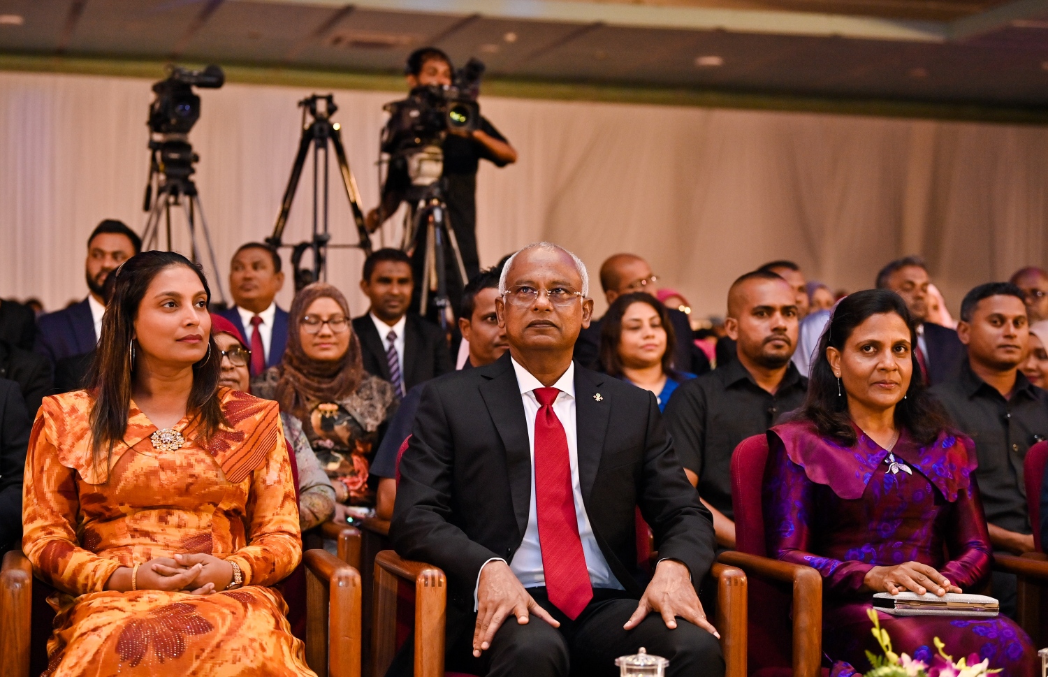 މިދިޔަ އަހަރުގެ އޭ ލެވެލް އިމްތިހާނުގެ ގަދަ 10 ގައި ހިމެނުނު ކުދިންނަށް އިނާމު ދިނުމަށް ބޭއްވި ޖަލްސާގައި ރައީސް އިބްރާހިމް މުހައްމަދު ސޯލިހުގެ ދެކަނބަލުން ބައިވެރިވެވަޑައިގަންނަވާއިރު، އަރިހުގައި އެޑިއުކޭޝަން މިނިސްޓަރު ޑރ. އާއިޝަތު އަލީ. -- ފޮޓޯ: ރައީސް އޮފީސް