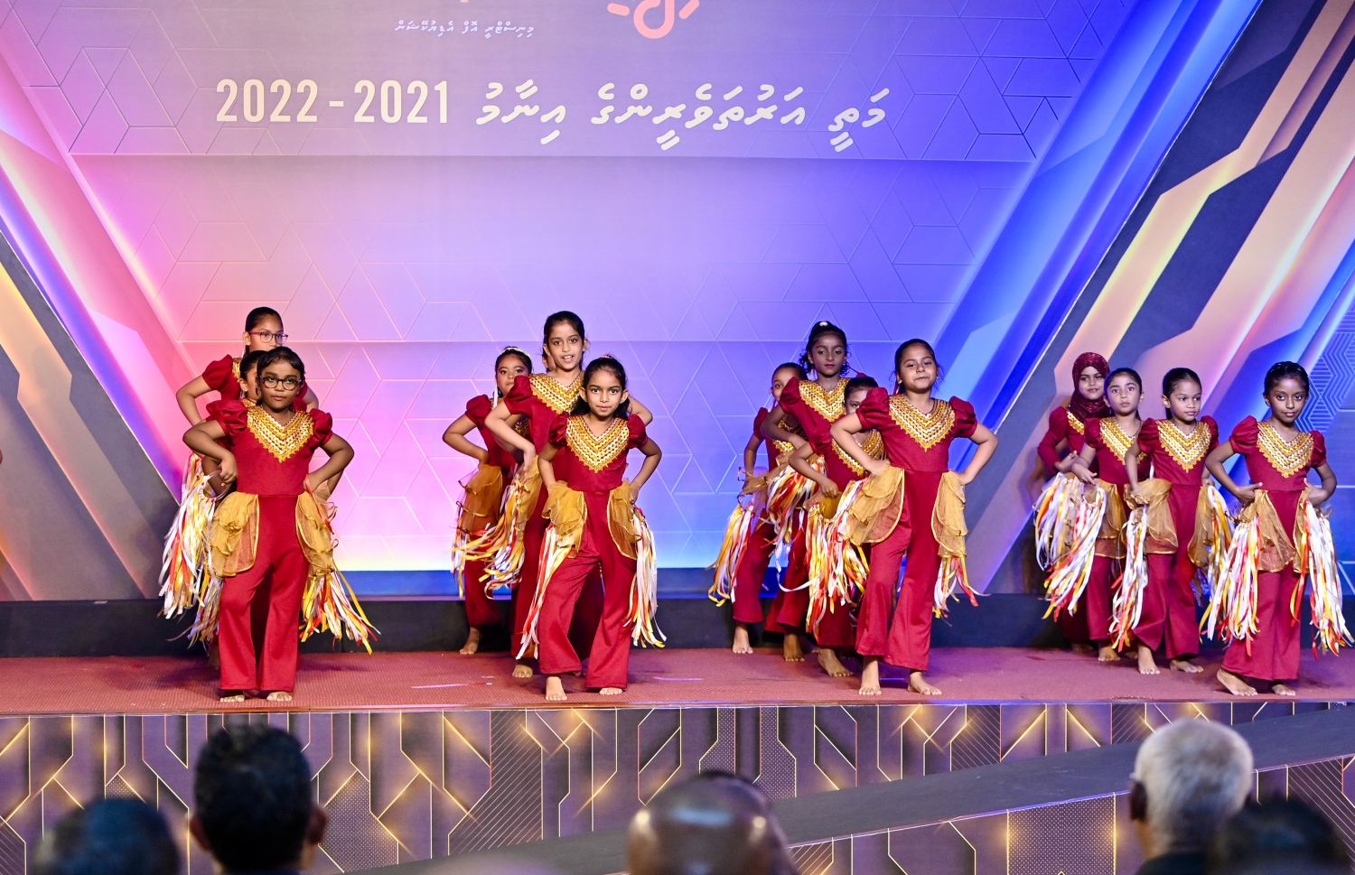 މިދިޔަ އަހަރުގެ އޭ ލެވެލް އިމްތިހާނުގެ ގަދަ 10 ގައި ހިމެނުނު ކުދިންނަށް އިނާމު ދިނުމަށް ދަރުބާރުގޭގައި ބޭއްވި ހަފުލާގައި ސްކޫލުގެ ކުދިންތަކެއް މުނިފޫހިފިލުވުމުގެ އައިޓަމެއް ހުށަހަޅަނީ.-- ފޮޓޯ: ރައީސް އޮފީސް