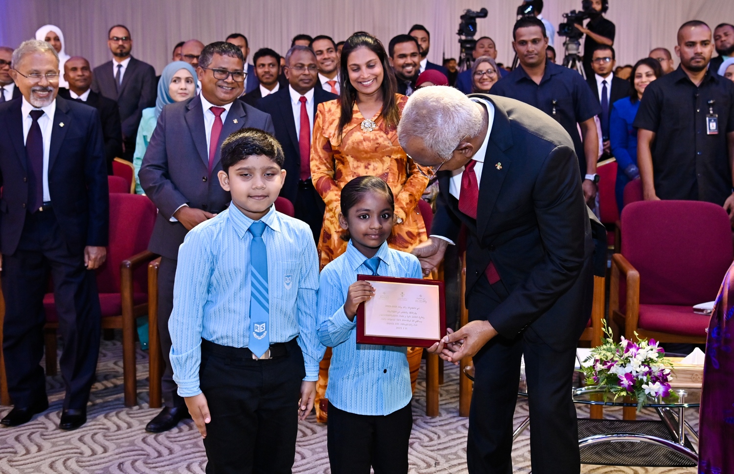 މިދިޔަ އަހަރުގެ އޭ ލެވެލް އިމްތިހާނުގެ ގަދަ 10 ގައި ހިމެނުނު ކުދިންނަށް އިނާމު ދިނުމަށް ދަރުބާރުގޭގައި ބޭއްވި ހަފުލާގައި ރެހެންދި ސްކޫލްގެ ކުއްޖަކު ރައީސް އިބްރާހިމް މުހައްމަދު ސޯލިހަށް ހަނދާނީ ފިލައެއް އަރުވަނީ .-- ފޮޓޯ: ރައީސް އޮފީސް