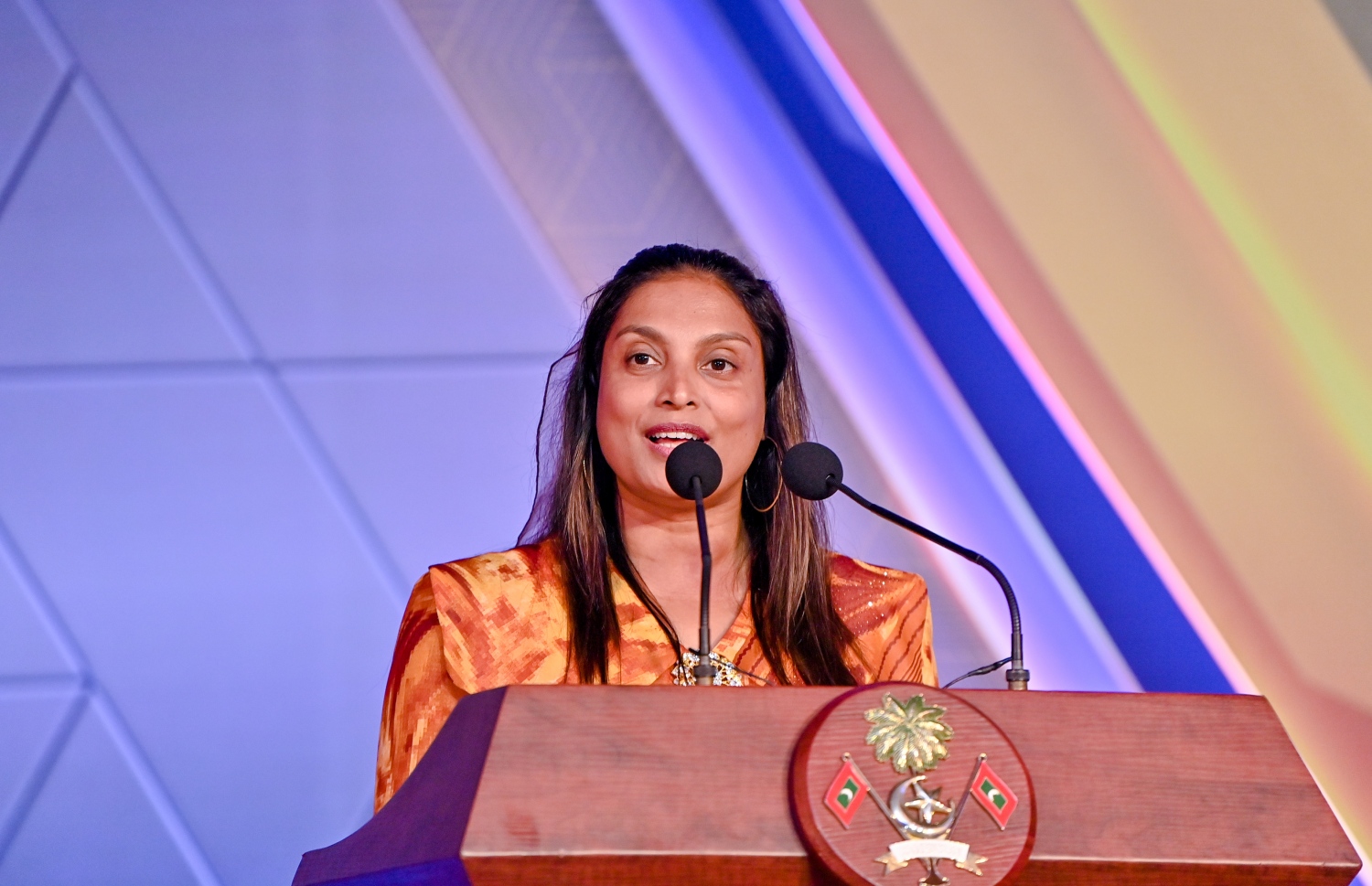 މިދިޔަ އަހަރުގެ އޭ ލެވެލް އިމްތިހާނުގެ ގަދަ 10 ގައި ހިމެނުނު ކުދިންނަށް އިނާމު ދިނުމަށް ދަރުބާރުގޭގައި ބޭއްވި ހަފުލާގައި އެޑިއުކޭޝަން މިނިސްޓަރު ޑރ. އާއިޝަތު އަލީ ވާހަކަ ދައްކަވަނީ .-- ފޮޓޯ: ރައީސް އޮފީސް