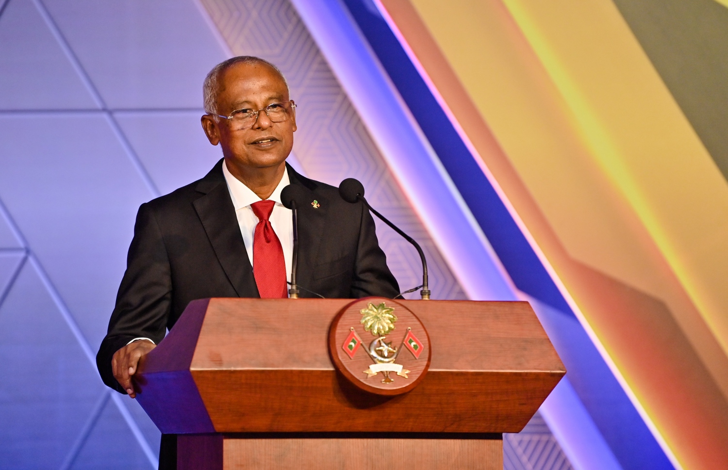 މިދިޔަ އަހަރުގެ އޭ ލެވެލް އިމްތިހާނުގެ ގަދަ 10 ގައި ހިމެނުނު ކުދިންނަށް އިނާމު ދިނުމަށް ދަރުބާރުގޭގައި ބޭއްވި ހަފުލާގައި ރައީސް އިބްރާހިމް މުހައްމަދު ސޯލިހް ވާހަކަފުޅު ދައްކަވަނީ .-- ފޮޓޯ: ރައީސް އޮފީސް