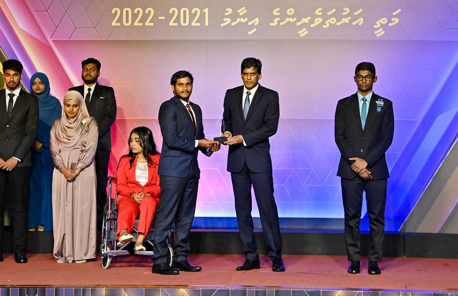 އޭލެވެލް އިމްތިހާނުގެ ގަދަ 10 ގައި ހިމެނުނު ކުދިންނަށް އިނާމު ދިނުމަށް ދަރުބާރުގޭގައި ބޭއްވި ރަސްމިއްޔާތުގައި، ކުއްޖަކަށް އެވޯޑު ހަވާލު ކުރައްވަނީ.-- ފޮޓޯ: ރައީސް އޮފީސް