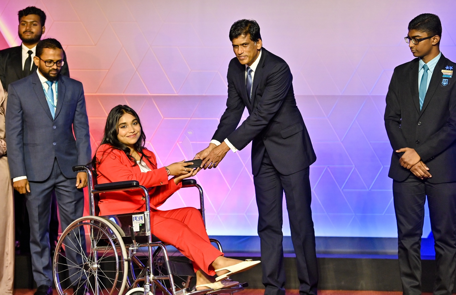 އޭލެވެލް އިމްތިހާނުގެ ގަދަ 10 ގައި ހިމެނުނު ކުދިންނަށް އިނާމު ދިނުމަށް ދަރުބާރުގޭގައި ބޭއްވި ރަސްމިއްޔާތުގައި،  ދަރިވަރަކަށް އެވޯޑު ހަވާލު ކުރައްވަނީ.-- ފޮޓޯ: ރައީސް އޮފީސް