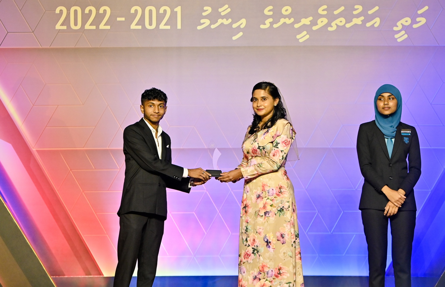 އޭލެވެލް އިމްތިހާނުގެ ގަދަ 10 ގައި ހިމެނުނު ކުދިންނަށް އިނާމު ދިނުމަށް ދަރުބާރުގޭގައި ބޭއްވި ރަސްމިއްޔާތުގައި،  ދަރިވަރަކަށް އެވޯޑު ހަވާލު ކުރައްވަނީ.-- ފޮޓޯ: ރައީސް އޮފީސް