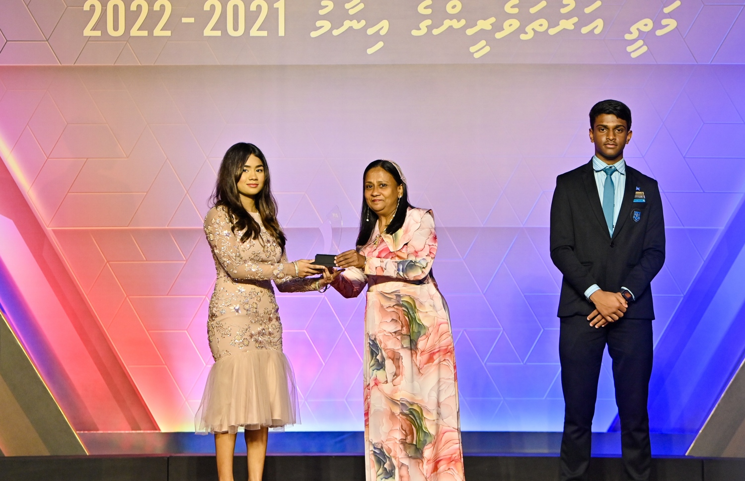 އޭލެވެލް އިމްތިހާނުގެ ގަދަ 10 ގައި ހިމެނުނު ކުދިންނަށް އިނާމު ދިނުމަށް ދަރުބާރުގޭގައި ބޭއްވި ރަސްމިއްޔާތުގައި، ރައީސް އޮފީހުގެ މިނިސްޓަރު ޒަހާ ވަހީދު ދަރިވަރަކަށް އެވޯޑު ހަވާލު ކުރައްވަނީ.-- ފޮޓޯ: ރައީސް އޮފީސް