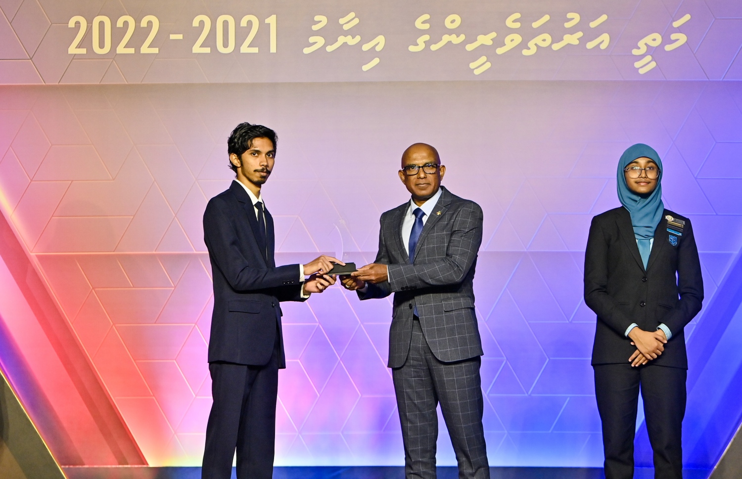 އޭލެވެލް އިމްތިހާނުގެ ގަދަ 10 ގައި ހިމެނުނު ކުދިންނަށް އިނާމު ދިނުމަށް ދަރުބާރުގޭގައި ބޭއްވި ރަސްމިއްޔާތުގައި، ރައީސް އޮފީހުގެ މިނިސްޓަރު އަހުމަދު ސަމީރު ދަރިވަރަކަށް އެވޯޑު ހަވާލު ކުރައްވަނީ.-- ފޮޓޯ: ރައީސް އޮފީސް