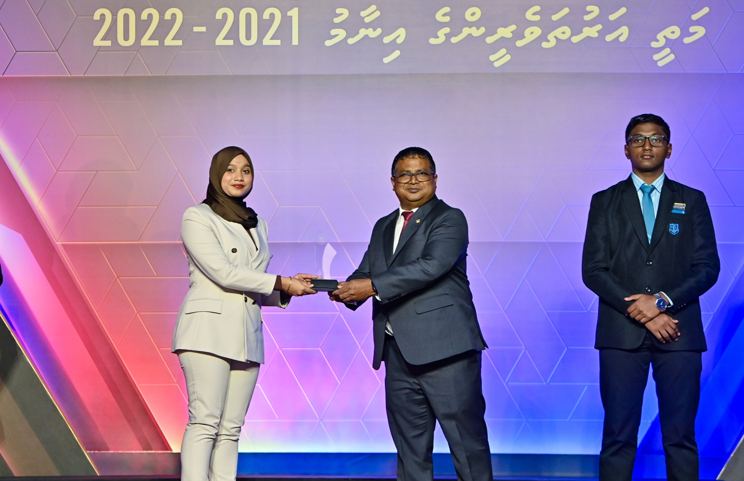 އޭލެވެލް އިމްތިހާނުގެ ގަދަ 10 ގައި ހިމެނުނު ކުދިންނަށް އިނާމު ދިނުމަށް ދަރުބާރުގޭގައި ބޭއްވި ރަސްމިއްޔާތުގައި، ފިޝަރީޒް މިނިސްޓަރު ޑރ ހުސައިން ރަޝީދު ހަސަން ދަރިވަރަކަށް އެވޯޑު ހަވާލު ކުރައްވަނީ.-- ފޮޓޯ: ރައީސް އޮފީސް