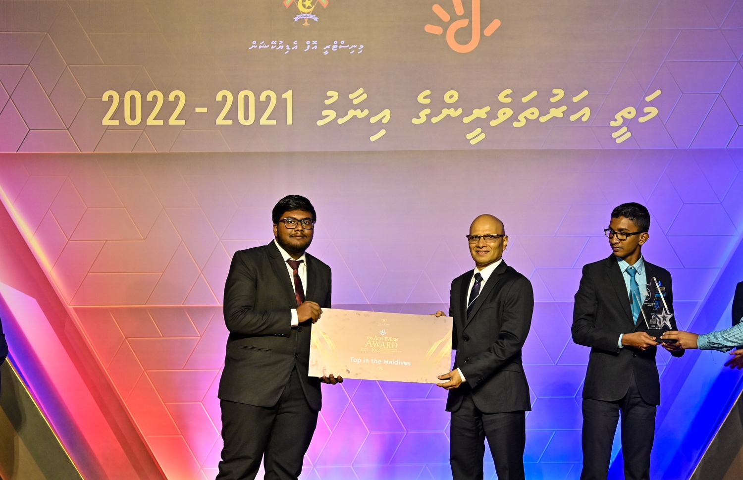 އޭލެވެލް އިމްތިހާނުގެ ގަދަ 10 ގައި ހިމެނުނު ކުދިންނަށް އިނާމު ދިނުމަށް ދަރުބާރުގޭގައި ބޭއްވި ރަސްމިއްޔާތުގައި، އެގްޒެކެޓިވް ޑިރެކްޓަރ އިސްމާއިލް ރަޝީދު ދަރިވަރަކަށް ސެޓްފިކެޓް ހަވާލު ކުރައްވަނީ.-- ފޮޓޯ: ރައީސް އޮފީސް