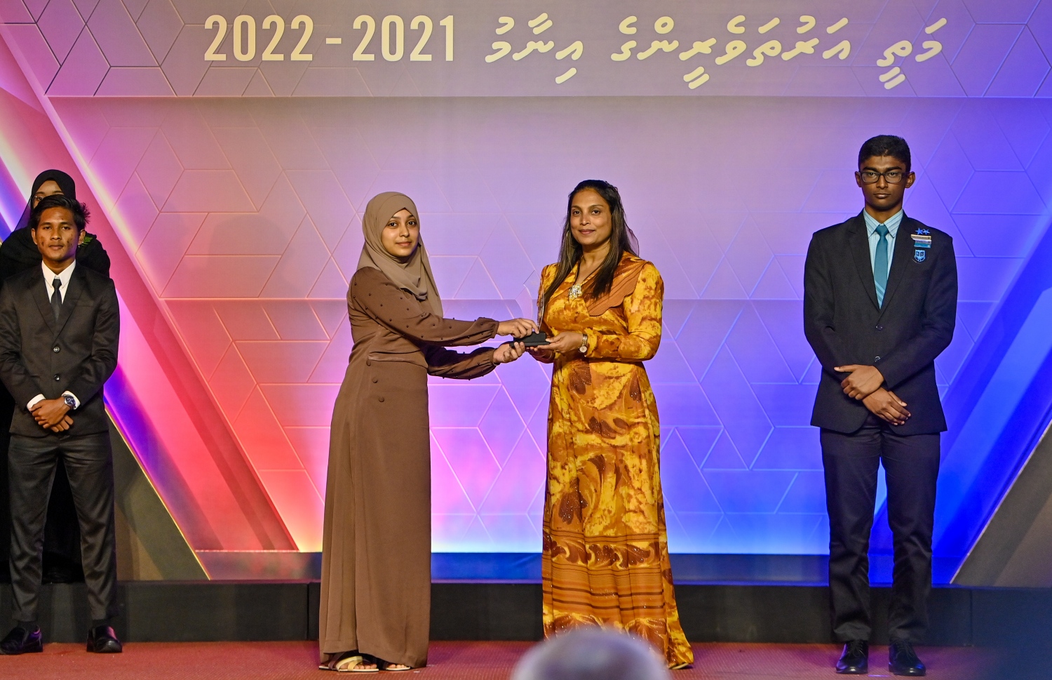 އޭ ލެވެލް އިމްތިހާނުގެ ގަދަ 10 ގައި ހިމެނުނު ކުދިންނަށް އިނާމު ދިނުމަށް ދަރުބާރުގޭގައި ބޭއްވި ރަސްމިއްޔާތުގައި، އެޑިއުކޭޝާން މިނިސްޓަރު ޑރ އައިޝަތު އަލީ ދަރިވަރަކަށް އެވޯޑު ހަވާލު ކުރައްވަނީ.-- ފޮޓޯ: ރައީސް އޮފީސް