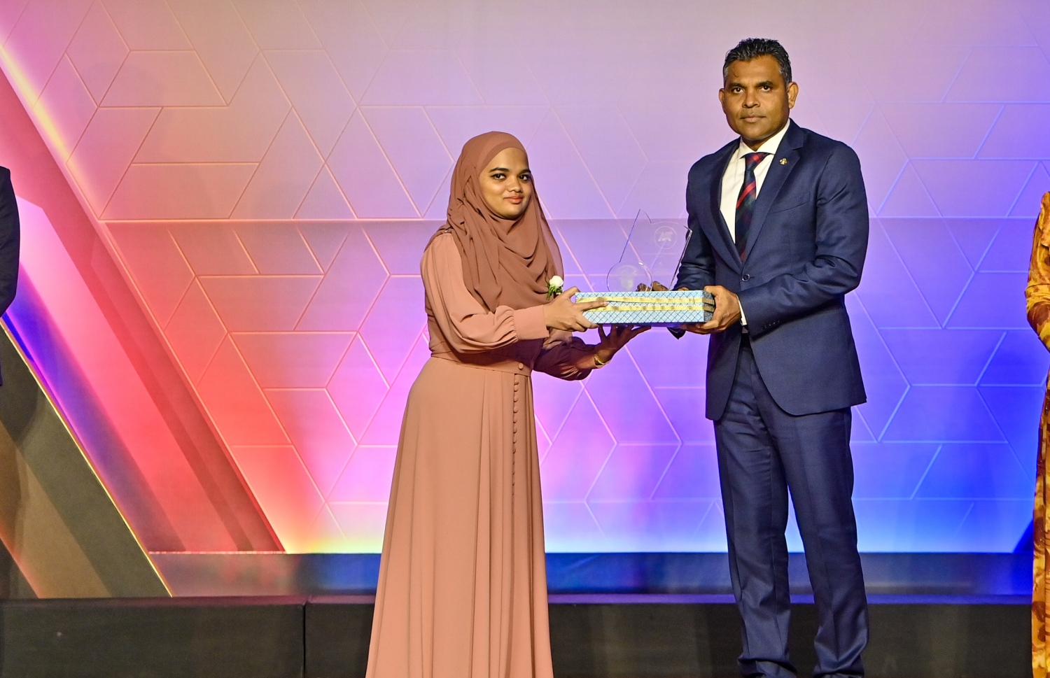 އޭލެވެލް އިމްތިހާނުގެ ގަދަ 10 ގައި ހިމެނުނު ކުދިންނަށް އިނާމު ދިނުމަށް ދަރުބާރުގޭގައި ބޭއްވި ރަސްމިއްޔާތުގައި، ނައިބް ރައީސް ފައިސަލް ނަސީމް ދަރިވަރަކަށް އެވޯޑު ހަވާލު ކުރައްވަނީ.-- ފޮޓޯ: ރައީސް އޮފީސް