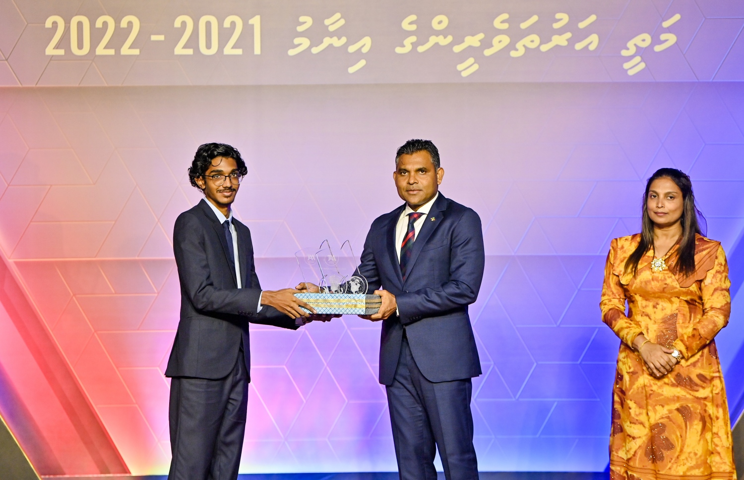 އޭލެވެލް އިމްތިހާނުގެ ގަދަ 10 ގައި ހިމެނުނު ކުދިންނަށް އިނާމު ދިނުމަށް ދަރުބާރުގޭގައި ބޭއްވި ރަސްމިއްޔާތުގައި، ނައިބް ރައީސް ފައިސަލް ނަސީމް ދަރިވަރަކަށް އެވޯޑު ހަވާލު ކުރައްވަނީ.-- ފޮޓޯ: ރައީސް އޮފީސް