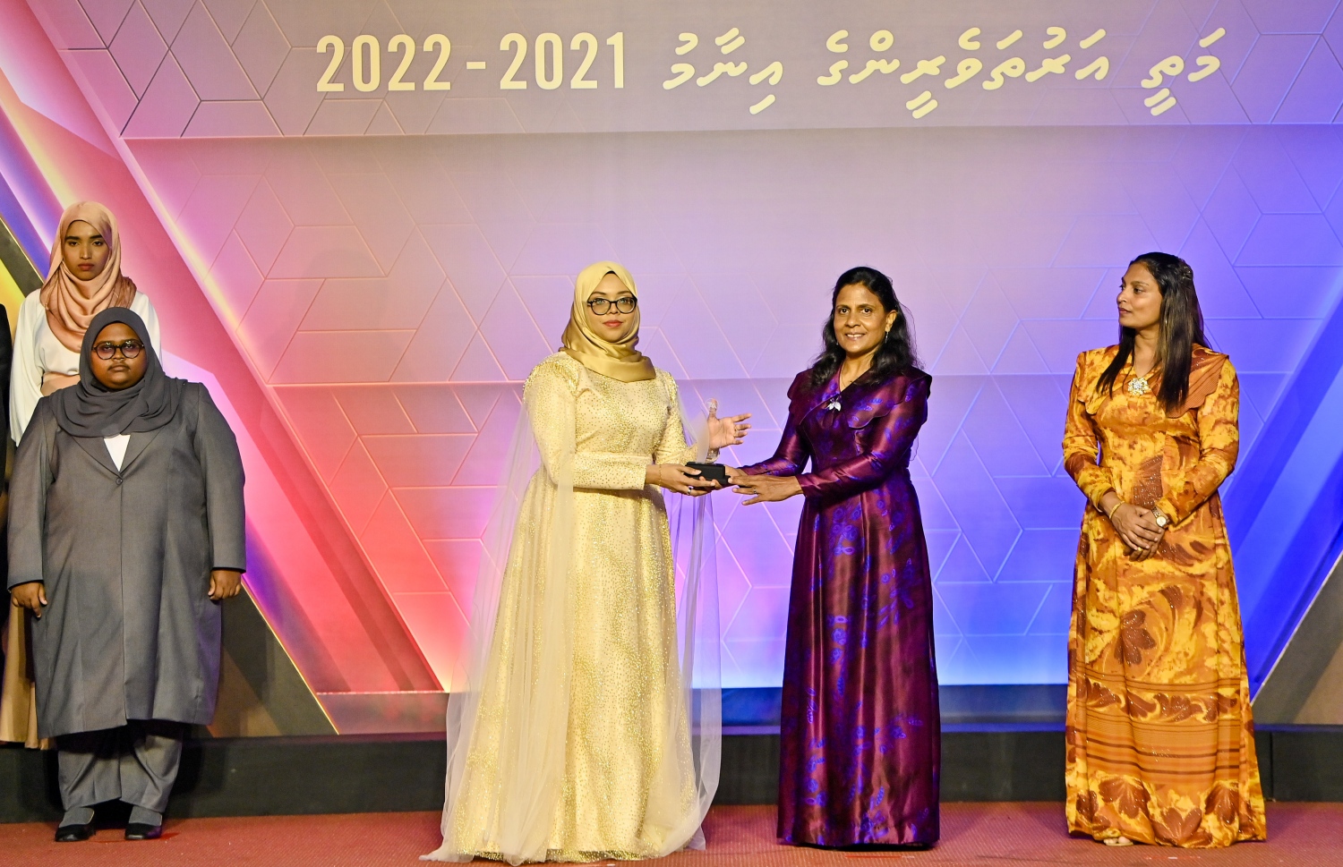 އޭލެވެލް އިމްތިހާނުގެ ގަދަ 10 ގައި ހިމެނުނު ކުދިންނަށް އިނާމު ދިނުމަށް ދަރުބާރުގޭގައި ބޭއްވި ރަސްމިއްޔާތުގައި،  ފަސްޓް ލޭޑީ ފަޒްނާ އަހުމަދު ދަރިވަރަކަށް އެވޯޑު ހަވާލު ކުރައްވަނީ.-- ފޮޓޯ: ރައީސް އޮފީސް