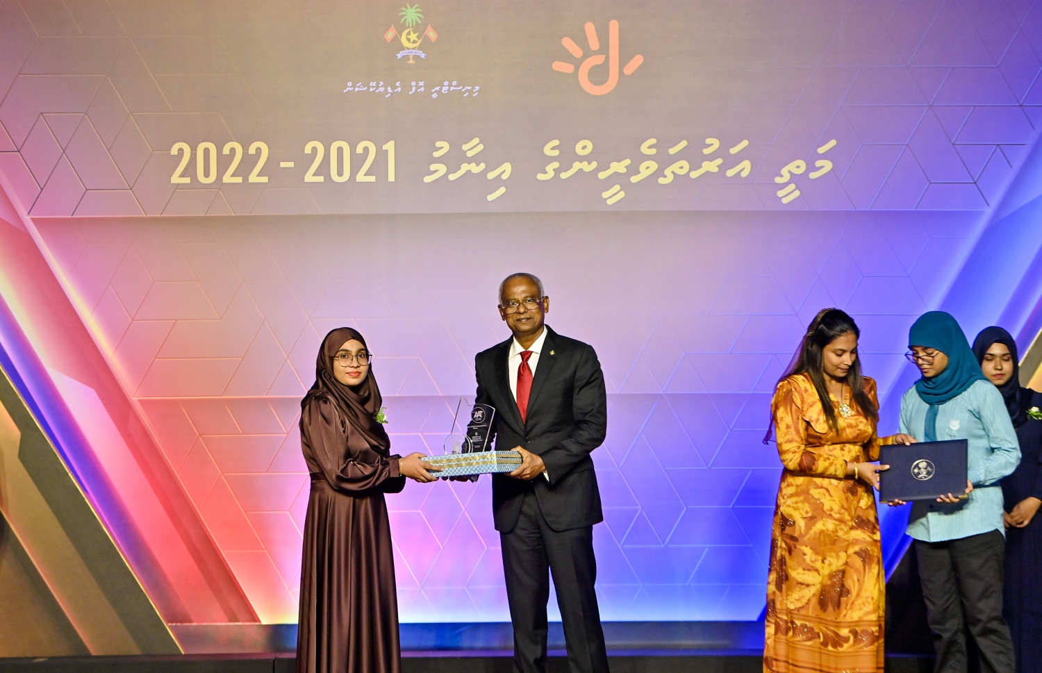 އޭ ލެވެލް އިމްތިހާނުގެ ގަދަ 10 ގައި ހިމެނުނު ކުދިންނަށް އިނާމު ދިނުމަށް ދަރުބާރުގޭގައި ބޭއްވި ރަސްމިއްޔާތުގައި، ރައީސް އިބްރާހިމް މުހައްމަދު ސޯލިހު ދަރިވަރަކަށް އެވޯޑު ހަވާލު ކުރައްވަނީ.-- ފޮޓޯ: ރައީސް އޮފީސް