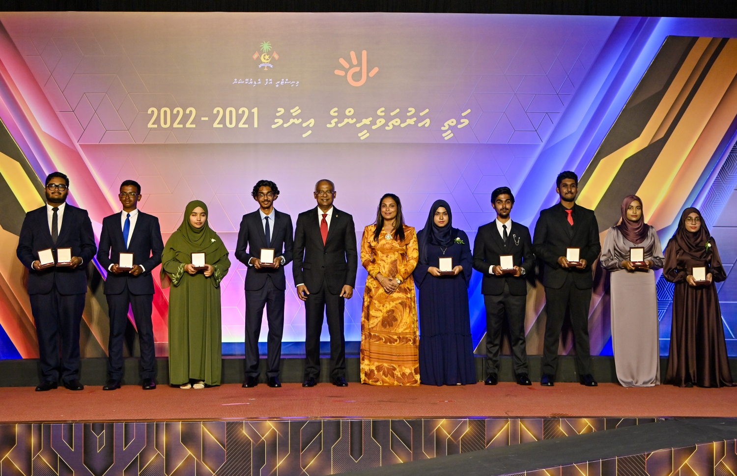 މިދިޔަ އަހަރުގެ އޭ ލެވެލް އިމްތިހާނުގެ ގަދަ 10 ގެ އެއްވަނަ ލިބުނު ކުދިންނާ އެކު، ރައީސްގެ އިބްރާހިމް މުހައްމަދު ސޯލިހް އަދި އެޑިއުކޭޝަން މިނިސްޓަރު ޑރ. އައިޝަތު އަލީ ފޮޓޯއެއް ނަންގަވަނީ.--- ފޮޓޯ: ރައީސް އޮފީސް