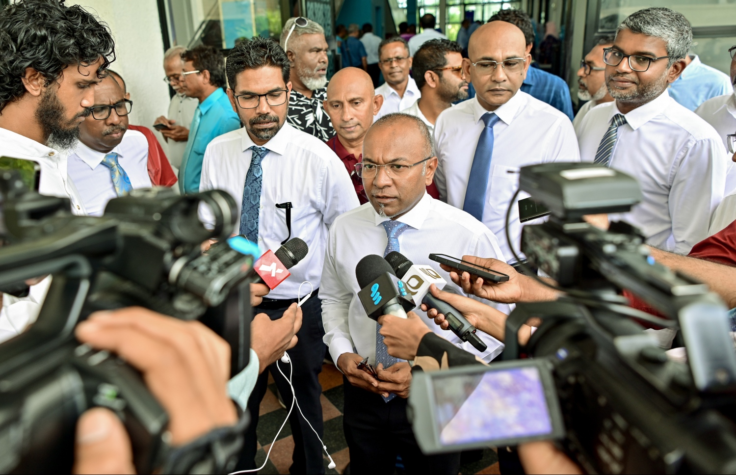 ޑިމޮކްރެޓްސް ރަޖިސްޓްރީކުރަން އީސީއަށް ފޯމު ހުށަހެޅުމަށް ފަހު ހަސަން ލަތީފް ނޫސްވެރިންނާ ވާހަކަ ދައްކަވަނީ. -- ފޮޓޯ | މިހާރު