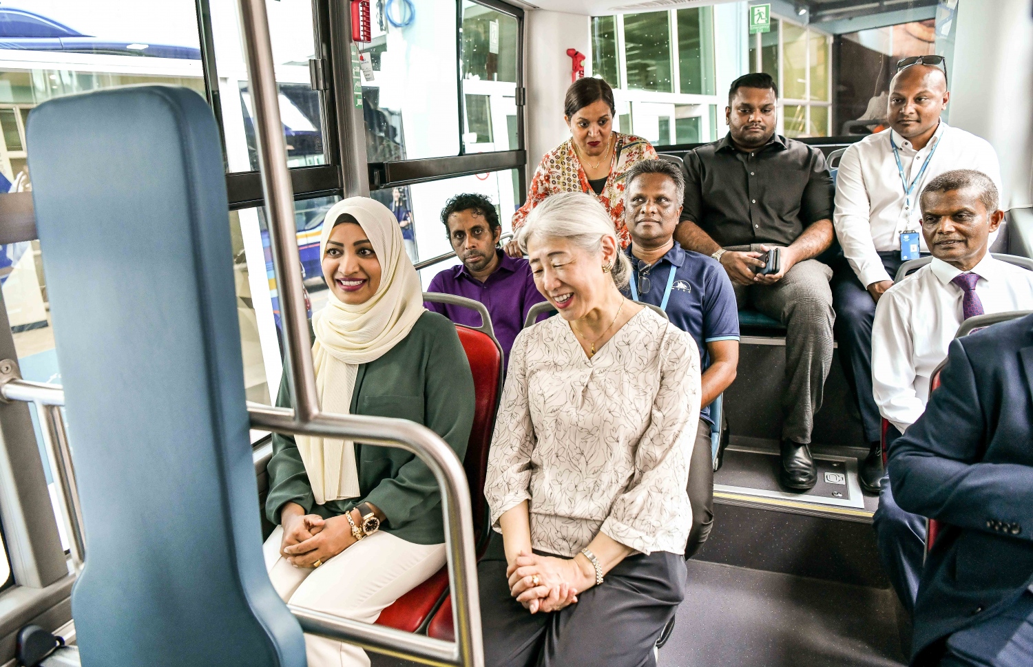 ޗާޖިން ސްޓޭޝަން ހުޅުއްވައިދެއްވުމަށް ފަހު، މިނިސްޓަރު ނަހުލާ އާއި ރަސްމިއްޔާތުގައި ބައިވެރިވެވަޑައިގެންނެވި އިސްވެރިން އިލެކްޓްރިކް މިނީ ބަހެއް އެތަނުން ޗާޖުކޮށް، މާލޭގައި ދަތުރުކުރަނީ.-- ފޮޓޯ: ނިޝާން އަލީ | މިހާރު