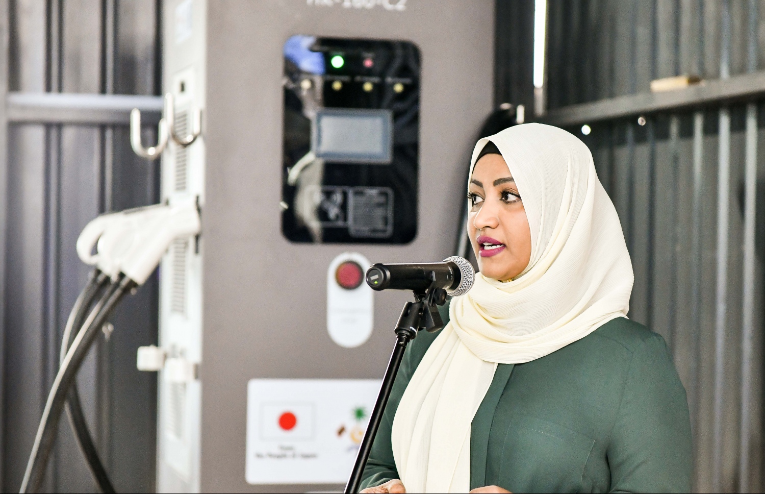 މާލޭގައި އިލެކްޓްރިކް ވެހިކަލް ޗާޖުކުރާ ސްޓޭޝަނެއް ހުޅުވުމަށް ބޭއްވި ރަސްމިއްޔާތުގައި ޓްރާންސްޕޯޓް މިނިސްޓަރު އައިޝަތު ނަހުލާ ވާހަކަދައްކަވަނީ.-- ފޮޓޯ: ނިޝާން އަލީ | މިހާރު