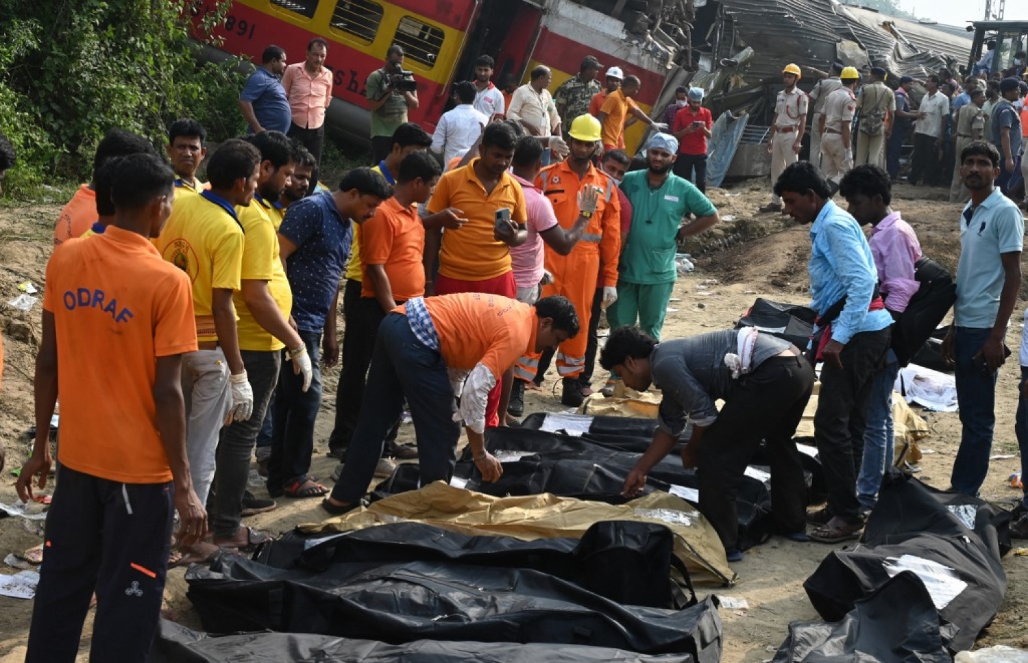 ރޭލް އެކްސިޑެންޓްގައި މަރުވި މީހުންގެ ހަށިގަނޑުތައް ނަގައި ހާދިސާ ހިނގި ސަރަހައްދާ ދުރުގައި ބަހައްޓާފައި --- ފޮޓޯ: އޭއެފްޕީ