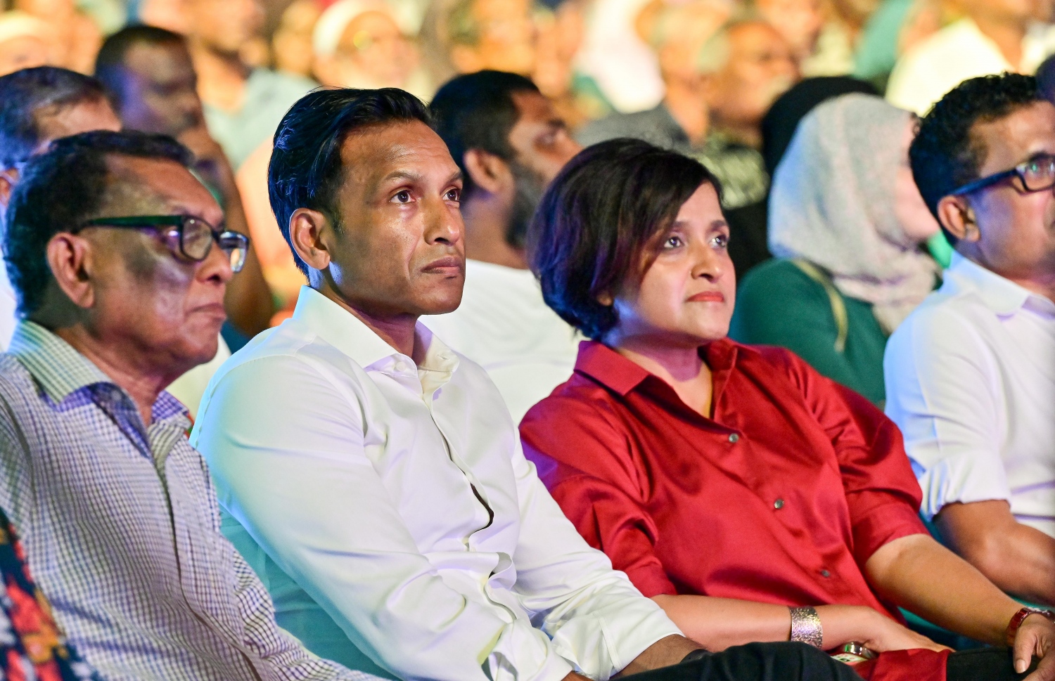 ރާއްޖެ އާއި މޮރިޝަސްއާ ދެމެދުގެ ކަނޑުގެ ސަރަހައްދުން ފުށުއަރާ ބައި ބެހި ގޮތުން އިދިކޮޅު ޕީޕީއެމާއި ޕީއެންސީ އަދި އެހެން ބައެއް ސިޔާސީ ޕާޓީތަކާ ގުޅިގެން ކާނިވާ ސަރަހައްދުގައި ބޭއްވި ޖަލްސާގައި އެމްއެންޕީގެ ނައިބު ރައީސް ދުންޔާ މައުމޫނާއި ފިރިކަލުން އަދި ގާނޫނީ ވަކީލު ޝުއައިބް ޝާހް ބައިވެވަޑައިގަންނަވަނީ.-- ފޮޓޯ: ނިޝާން އަލީ/ މިހާރު