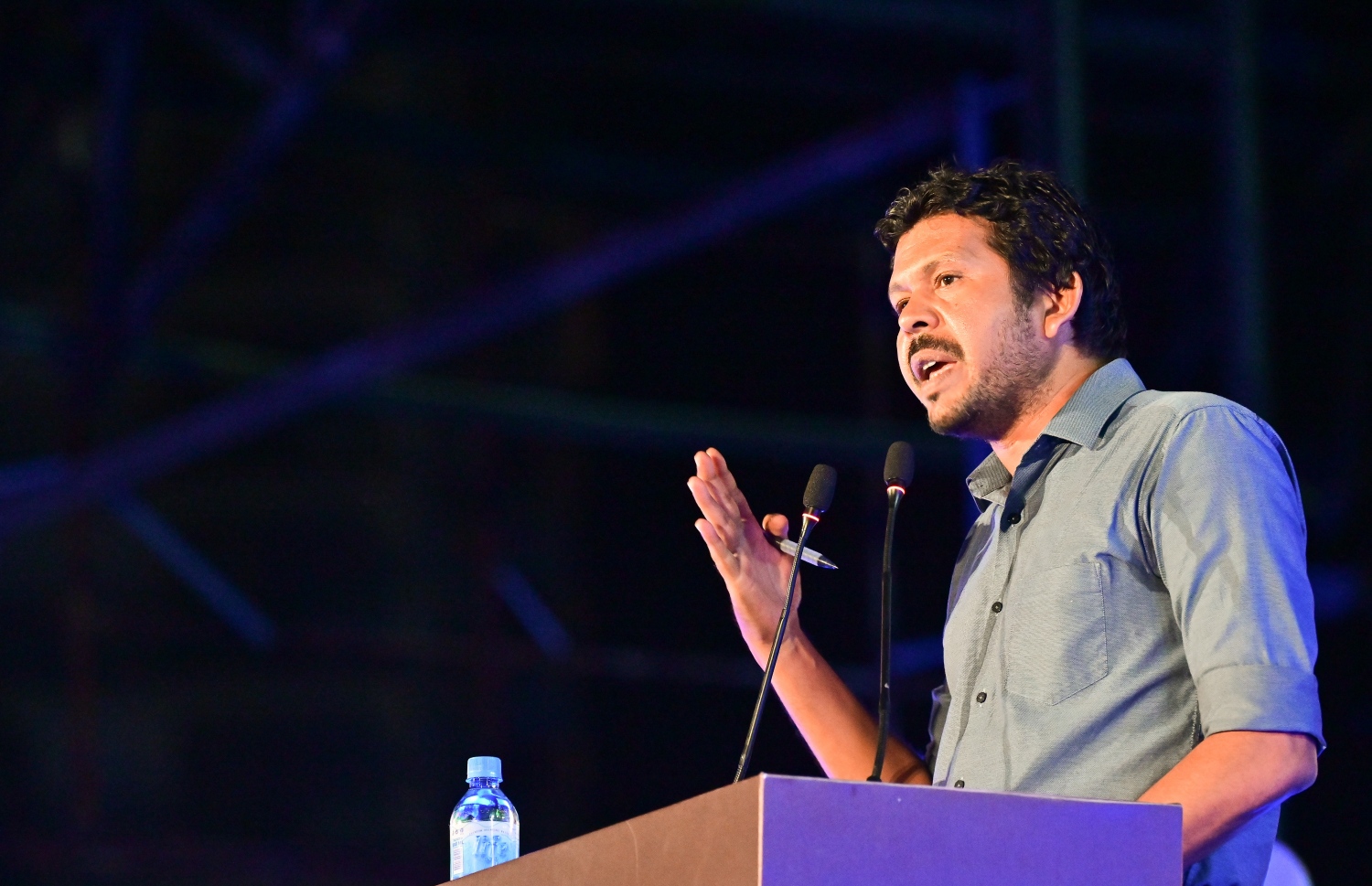 ރާއްޖެ އާއި މޮރިޝަސްއާ ދެމެދުގެ ކަނޑުގެ ސަރަހައްދުން ފުށުއަރާ ބައި ބެހި ގޮތުން އިދިކޮޅު ޕީޕީއެމާއި ޕީއެންސީ އަދި އެހެން ބައެއް ސިޔާސީ ޕާޓީތަކާ ގުޅިގެން ކާނިވާ ސަރަހައްދުގައި ބޭއްވި ޖަލްސާގައި ޑިމޮކްރެޓްސްގެ މުހައްމަދު ވަހީދު ވާހަކަ ދައްކަވަނީ .-- ފޮޓޯ: ނިޝާން އަލީ/ މިހާރު