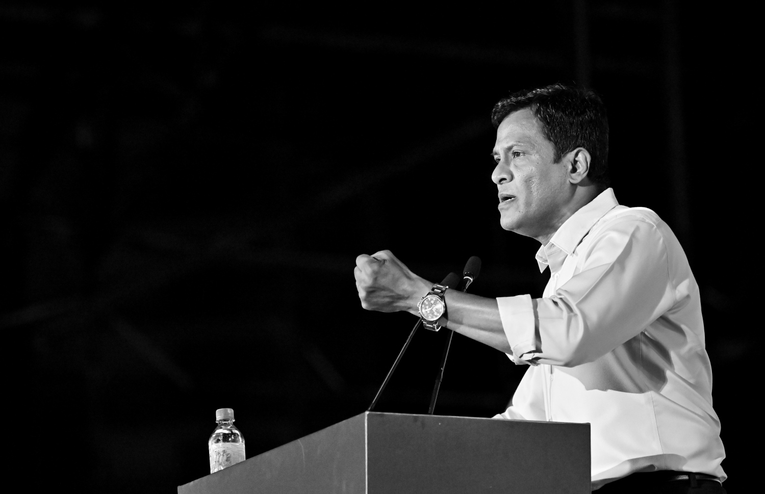 ރާއްޖެ އާއި މޮރިޝަސްއާ ދެމެދުގެ ކަނޑުގެ ސަރަހައްދުން ފުށުއަރާ ބައި ބެހި ގޮތުން އިދިކޮޅު ޕީޕީއެމާއި ޕީއެންސީ އަދި އެހެން ބައެއް ސިޔާސީ ޕާޓީތަކާ ގުޅިގެން ކާނިވާ ސަރަހައްދުގައި ބޭއްވި ޖަލްސާގައި އުމަރު ނަސީރު ވާހަކަ ދައްކަވަނީ.-- ފޮޓޯ: ނިޝާން އަލީ/ މިހާރު