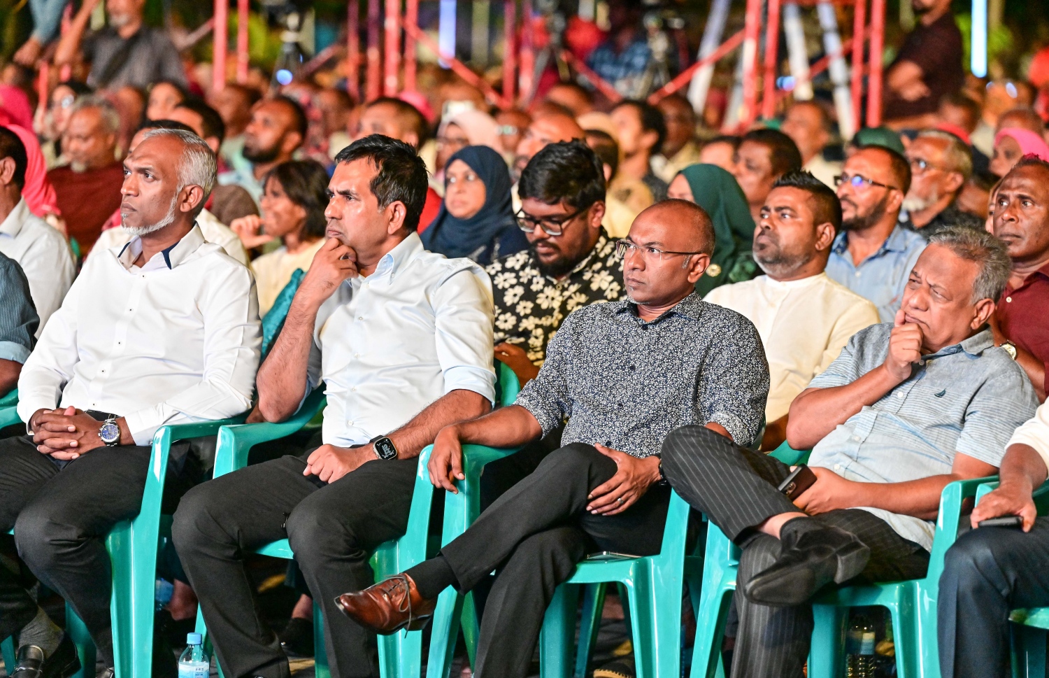 ރާއްޖެ އާއި މޮރިޝަސްއާ ދެމެދުގެ ކަނޑުގެ ސަރަހައްދުން ފުށުއަރާ ބައި ބެހި ގޮތުން އިދިކޮޅު ޕީޕީއެމާއި ޕީއެންސީ އަދި އެހެން ބައެއް ސިޔާސީ ޕާޓީތަކާ ގުޅިގެން ކާނިވާ ސަރަހައްދުގައި ބޭއްވި ޖަލްސާގައި ބައިވެރިވެވަޑައިގެންނެވި ސިޔާސީ ބައެއް ވެރިން.-- ފޮޓޯ: ނިޝާން އަލީ/ މިހާރު