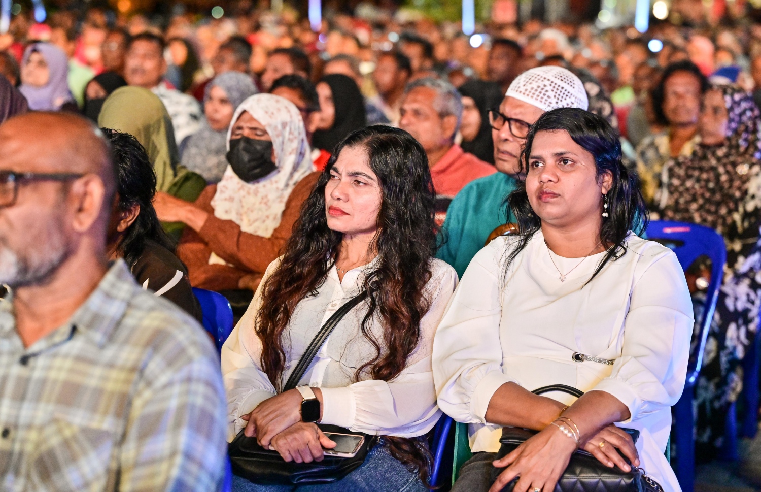 ރާއްޖެ އާއި މޮރިޝަސްއާ ދެމެދުގެ ކަނޑުގެ ސަރަހައްދުން ފުށުއަރާ ބައި ބެހި ގޮތުން އިދިކޮޅު ޕީޕީއެމާއި ޕީއެންސީ އަދި އެހެން ބައެއް ސިޔާސީ ޕާޓީތަކާ ގުޅިގެން ކާނިވާ ސަރަހައްދުގައި ބޭއްވި ޖަލްސާގައި އިދިކޮޅު ސަޕޯޓަރުން ބައިވެރިވަނީ.-- ފޮޓޯ: ނިޝާން އަލީ/ މިހާރު