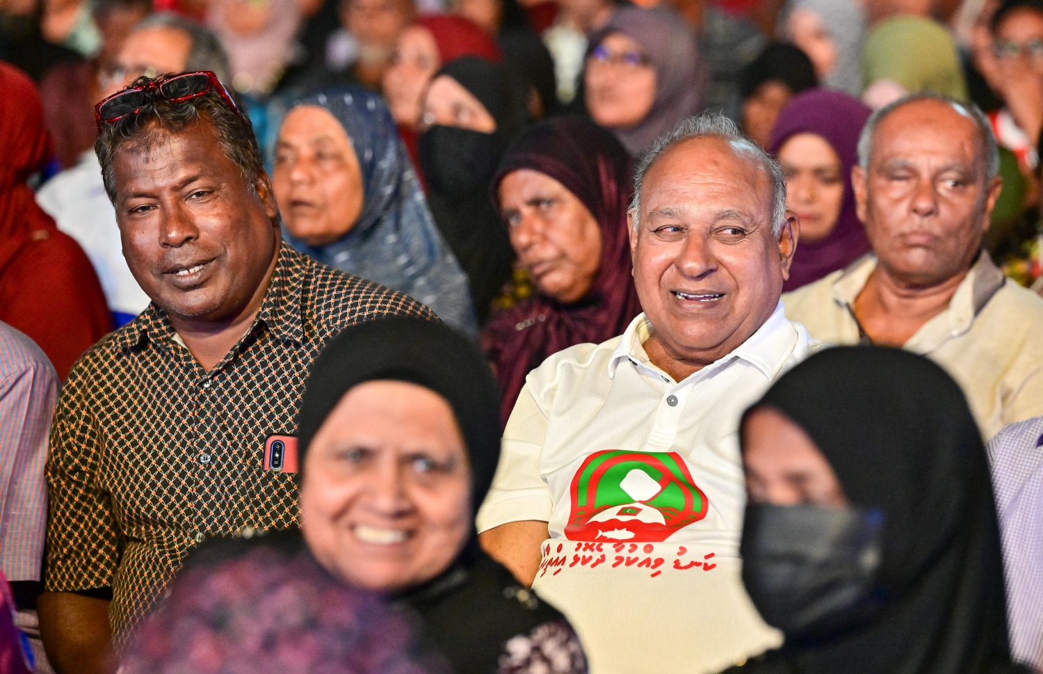 ރާއްޖެ އާއި މޮރިޝަސްއާ ދެމެދުގެ ކަނޑުގެ ސަރަހައްދުން ފުށުއަރާ ބައި ބެހި ގޮތުން އިދިކޮޅު ޕީޕީއެމާއި ޕީއެންސީ އަދި އެހެން ބައެއް ސިޔާސީ ޕާޓީތަކާ ގުޅިގެން ކާނިވާ ސަރަހައްދުގައި ބޭއްވި ޖަލްސާގައި އިދިކޮޅު ސަޕޯޓަރުން ބައިވެރިވަނީ.-- ފޮޓޯ: ނިޝާން އަލީ/ މިހާރު