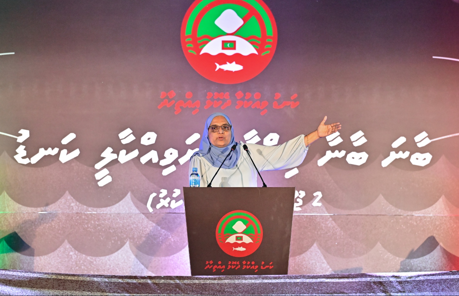 ރާއްޖެ އާއި މޮރިޝަސްއާ ދެމެދުގެ ކަނޑުގެ ސަރަހައްދުން ފުށުއަރާ ބައި ބެހި ގޮތުން އިދިކޮޅު ޕީޕީއެމާއި ޕީއެންސީ އަދި އެހެން ބައެއް ސިޔާސީ ޕާޓީތަކާ ގުޅިގެން ކާނިވާ ސަރަހައްދުގައި ބޭއްވި ޖަލްސާގައި ކުރީގެ އެޓާނީ ޖެނެރަލް އާޒިމާ ޝަކޫރު ވާހަކަ ދައްކަވަނީ .-- ފޮޓޯ: ނިޝާން އަލީ/ މިހާރު