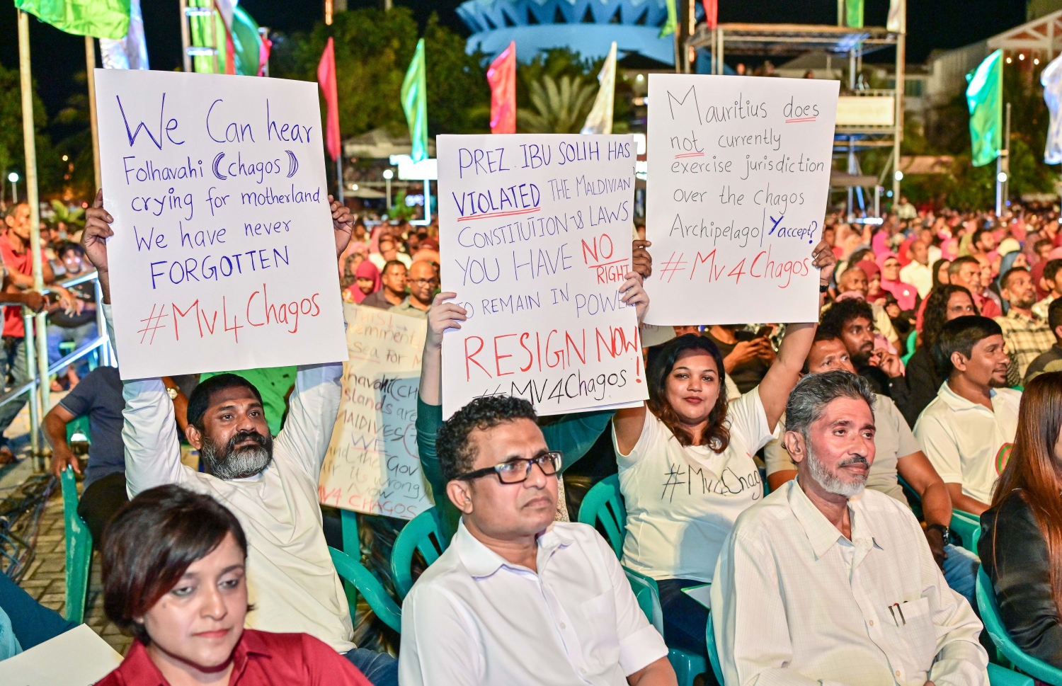 ރާއްޖެ އާއި މޮރިޝަސްއާ ދެމެދުގެ ކަނޑުގެ ސަރަހައްދުން ފުށުއަރާ ބައި ބެހި ގޮތުން އިދިކޮޅު ޕީޕީއެމާއި ޕީއެންސީ އަދި އެހެން ބައެއް ސިޔާސީ ޕާޓީތަކާ ގުޅިގެން ކާނިވާ ސަރަހައްދުގައި ބޭއްވި ޖަލްސާގައި އިދިކޮޅު ސަޕޯޓަރުން ބައިވެރިވަނީ.-- ފޮޓޯ: ނިޝާން އަލީ/ މިހާރު