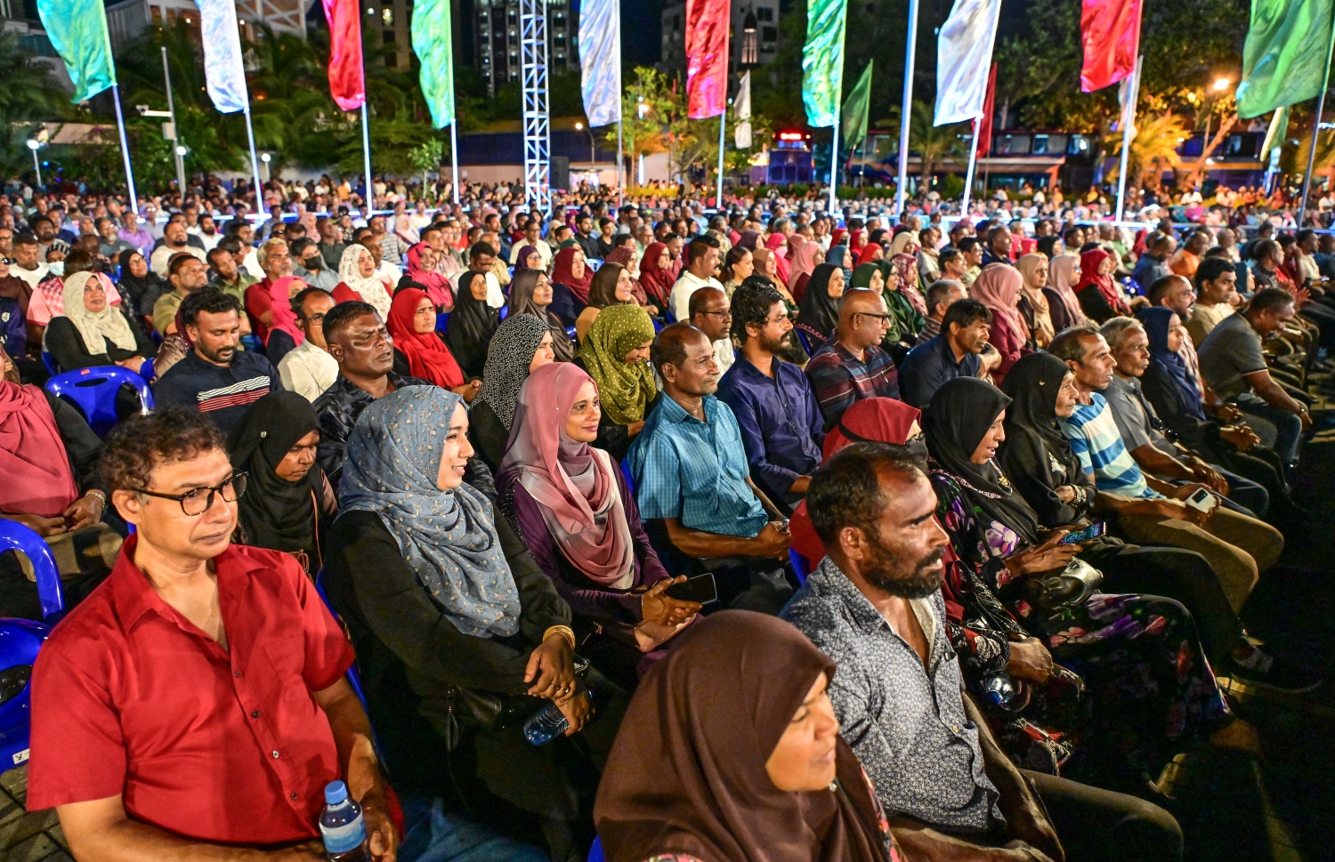 ރާއްޖެ އާއި މޮރިޝަސްއާ ދެމެދުގެ ކަނޑުގެ ސަރަހައްދުން ފުށުއަރާ ބައި ބެހި ގޮތުން އިދިކޮޅު ޕީޕީއެމާއި ޕީއެންސީ އަދި އެހެން ބައެއް ސިޔާސީ ޕާޓީތަކާ ގުޅިގެން ކާނިވާ ސަރަހައްދުގައި ބޭއްވި ޖަލްސާގައި އިދިކޮޅު ސަޕޯޓަރުން ބައިވެރިވަނީ.-- ފޮޓޯ: ނިޝާން އަލީ/ މިހާރު