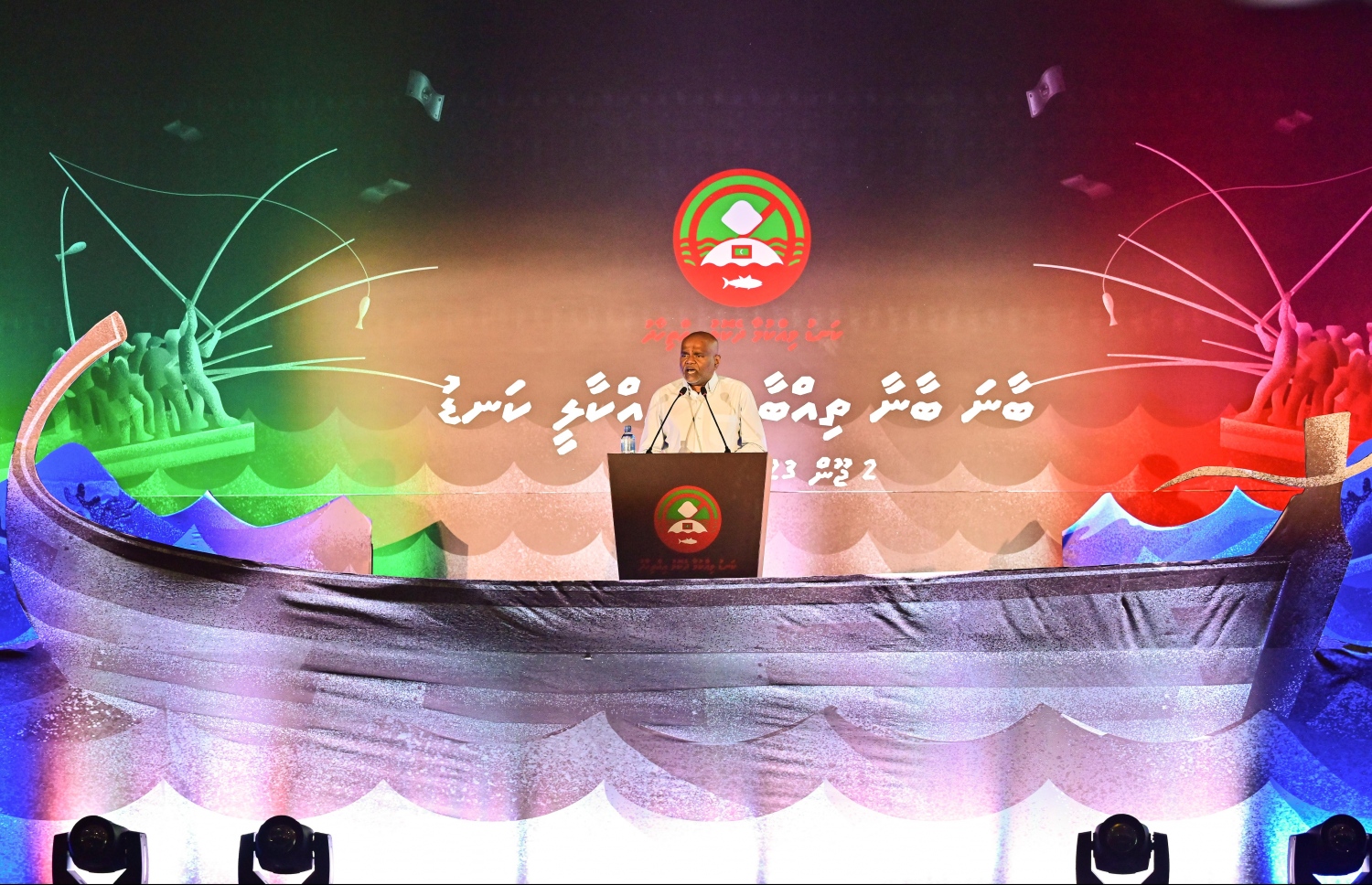 ރާއްޖެ އާއި މޮރިޝަސްއާ ދެމެދުގެ ކަނޑުގެ ސަރަހައްދުން ފުށުއަރާ ބައި ބެހި ގޮތުން އިދިކޮޅު ޕީޕީއެމާއި ޕީއެންސީ އަދި އެހެން ބައެއް ސިޔާސީ ޕާޓީތަކާ ގުޅިގެން ކާނިވާ ސަރަހައްދުގައި ބޭއްވި ޖަލްސާގައި ކުރީގެ ބަންޑާރަ ނައިބު ޑރ. މުނައްވަރު ވާހަކަ ދައްކަވަނީ .-- ފޮޓޯ: ނިޝާން އަލީ/ މިހާރު