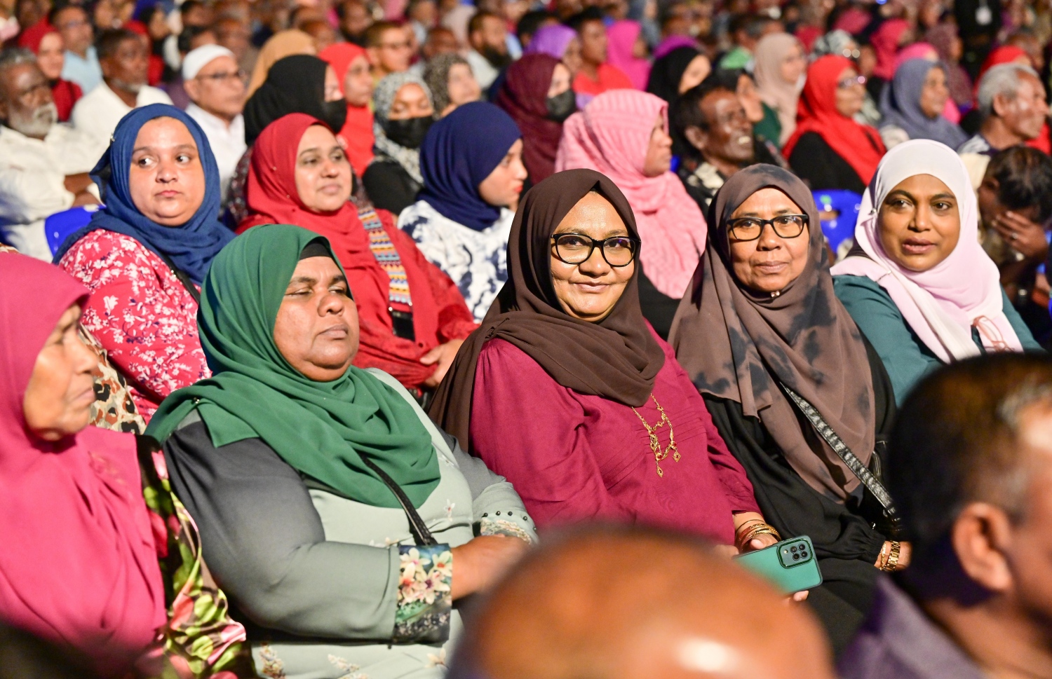 ރާއްޖެ އާއި މޮރިޝަސްއާ ދެމެދުގެ ކަނޑުގެ ސަރަހައްދުން ފުށުއަރާ ބައި ބެހި ގޮތުން އިދިކޮޅު ޕީޕީއެމާއި ޕީއެންސީ އަދި އެހެން ބައެއް ސިޔާސީ ޕާޓީތަކާ ގުޅިގެން ކާނިވާ ސަރަހައްދުގައި ބޭއްވި ޖަލްސާގައި އިދިކޮޅު ސަޕޯޓަރުން ބައިވެރިވަނީ.-- ފޮޓޯ: ނިޝާން އަލީ/ މިހާރު