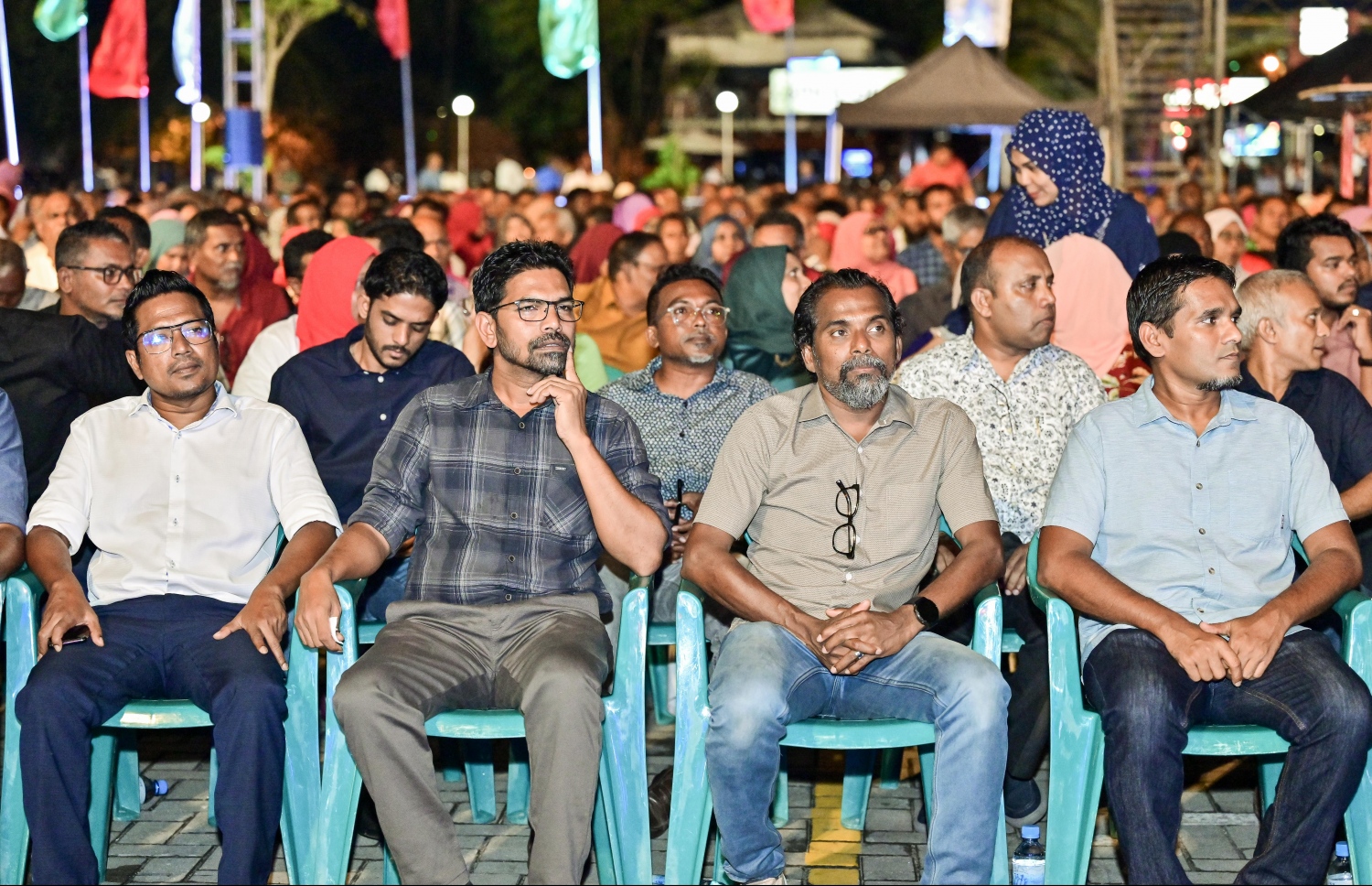 ރާއްޖެ އާއި މޮރިޝަސްއާ ދެމެދުގެ ކަނޑުގެ ސަރަހައްދުން ފުށުއަރާ ބައި ބެހި ގޮތުން އިދިކޮޅު ޕީޕީއެމާއި ޕީއެންސީ އަދި އެހެން ބައެއް ސިޔާސީ ޕާޓީތަކާ ގުޅިގެން ކާނިވާ ސަރަހައްދުގައި ބޭއްވި ޖަލްސާގައި ބައިވެރިވެވަޑައިގެންނެވި "ދަ ޑިމޮކްރެޓްސް" ބައެއް އިސްވެރިން.-- ފޮޓޯ: ނިޝާން އަލީ/ މިހާރު