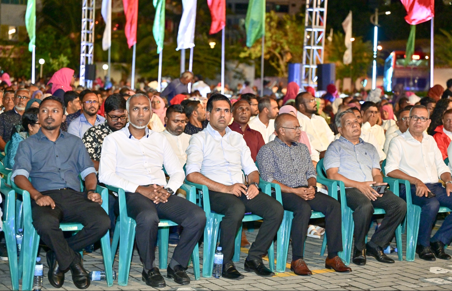 ރާއްޖެ އާއި މޮރިޝަސްއާ ދެމެދުގެ ކަނޑުގެ ސަރަހައްދުން ފުށުއަރާ ބައި ބެހި ގޮތުން އިދިކޮޅު ޕީޕީއެމާއި ޕީއެންސީ އަދި އެހެން ބައެއް ސިޔާސީ ޕާޓީތަކާ ގުޅިގެން ކާނިވާ ސަރަހައްދުގައި ބޭއްވި ޖަލްސާގައި ބައިވެރިވި ސިޔާސީ ބައެއް އިސް ބޭފުޅުން.-- ފޮޓޯ: ނިޝާން އަލީ/ މިހާރު