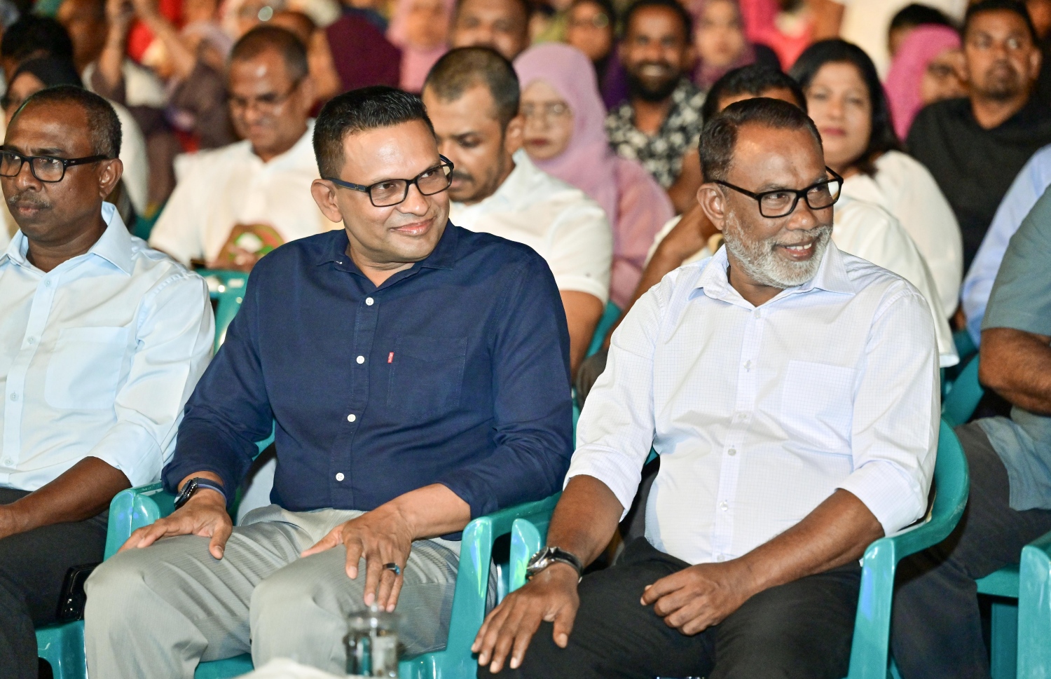 ރާއްޖެ އާއި މޮރިޝަސްއާ ދެމެދުގެ ކަނޑުގެ ސަރަހައްދުން ފުށުއަރާ ބައި ބެހި ގޮތުން އިދިކޮޅު ޕީޕީއެމާއި ޕީއެންސީ އަދި އެހެން ބައެއް ސިޔާސީ ޕާޓީތަކާ ގުޅިގެން ކާނިވާ ސަރަހައްދުގައި ބޭއްވި ޖަލްސާގައި ބައިވެރިވެވަޑައިގެންނެވި ސިޔާސީ ބައެއް ލީޑަރުން.-- ފޮޓޯ: ނިޝާން އަލީ/ މިހާރު