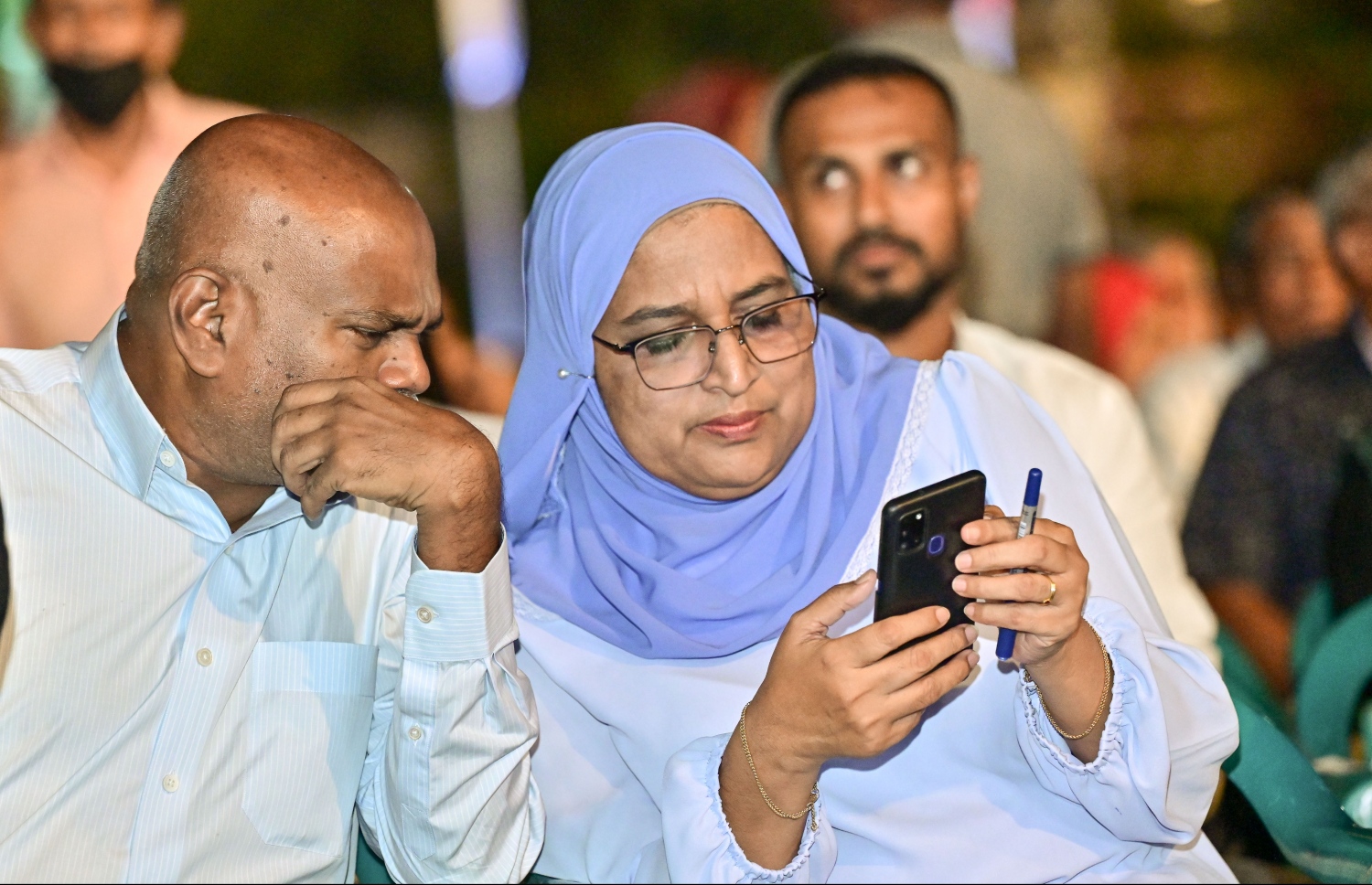 ރާއްޖެ އާއި މޮރިޝަސްއާ ދެމެދުގެ ކަނޑުގެ ސަރަހައްދުން ފުށުއަރާ ބައި ބެހި ގޮތުން އިދިކޮޅު ޕީޕީއެމާއި ޕީއެންސީ އަދި އެހެން ބައެއް ސިޔާސީ ޕާޓީތަކާ ގުޅިގެން ކާނިވާ ސަރަހައްދުގައި ބޭއްވި ޖަލްސާގައި ކުރީގެ ބަންޑާރަ ނައިބު ޑރ. މުނައްވަރާއި ކުރީގެ އެޓާނީ ޖެނެރަލް އާޒިމާ ޝަކޫރު މަޝްވަރާ ކުރައްވަނީ .-- ފޮޓޯ: ނިޝާން އަލީ/ މިހާރު