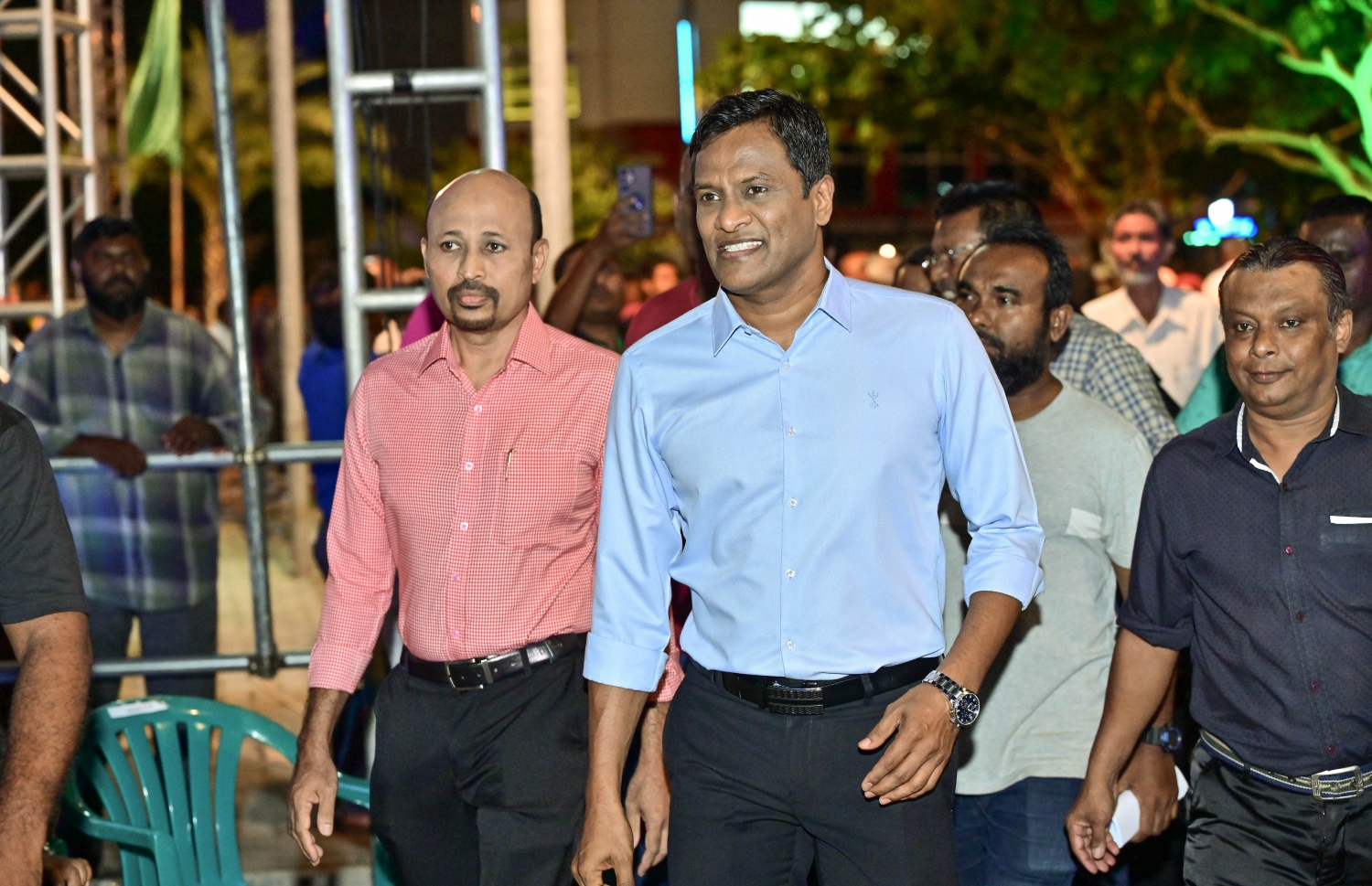 ރާއްޖެ އާއި މޮރިޝަސްއާ ދެމެދުގެ ކަނޑުގެ ސަރަހައްދުން ފުށުއަރާ ބައި ބެހި ގޮތުން އިދިކޮޅު ޕީޕީއެމާއި ޕީއެންސީ އަދި އެހެން ބައެއް ސިޔާސީ ޕާޓީތަކާ ގުޅިގެން ކާނިވާ ސަރަހައްދުގައި ބޭއްވި ޖަލްސާއަށް އުމަރު ނަސީރު ވަޑައިގަންނަވަނީ.-- ފޮޓޯ: ނިޝާން އަލީ/ މިހާރު