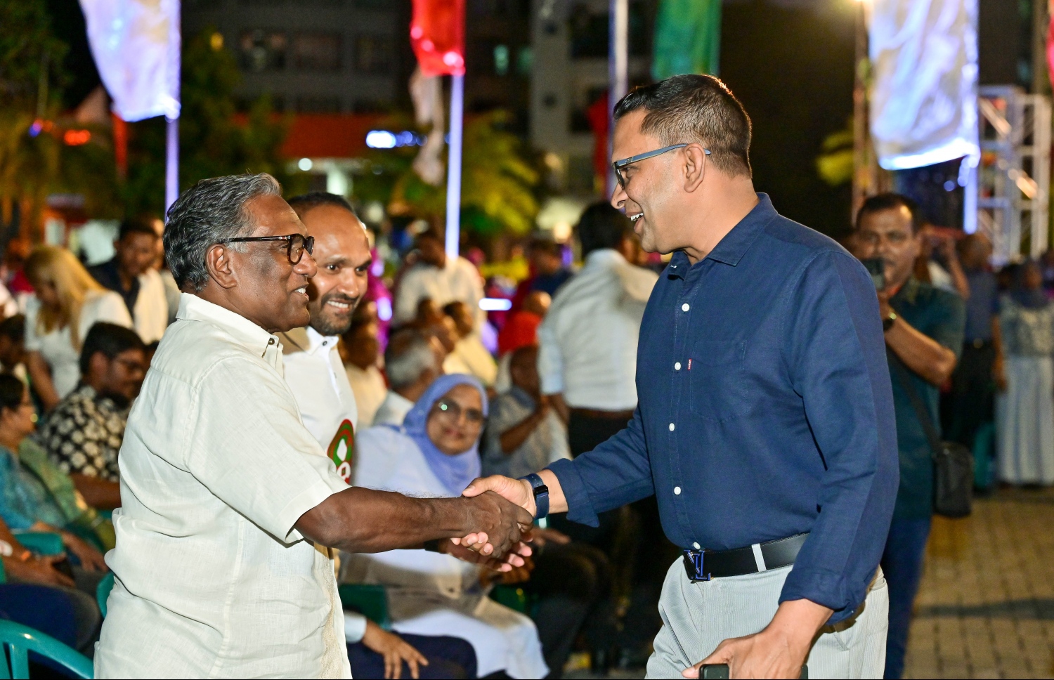 ރާއްޖެ އާއި މޮރިޝަސްއާ ދެމެދުގެ ކަނޑުގެ ސަރަހައްދުން ފުށުއަރާ ބައި ބެހި ގޮތުން އިދިކޮޅު ޕީޕީއެމާއި ޕީއެންސީ އަދި އެހެން ބައެއް ސިޔާސީ ޕާޓީތަކާ ގުޅިގެން ކާނިވާ ސަރަހައްދުގައި ބޭއްވި ޖަލްސާ ކުރީގެ ރައީސް މުހައްމަދު ވަހީދާއި އެމްއެންޕީގެ ރައީސް މުހައްމަދު ނާޒިމް ސަލާމް ކުރައްވަނީ.-- ފޮޓޯ: ނިޝާން އަލީ/ މިހާރު
