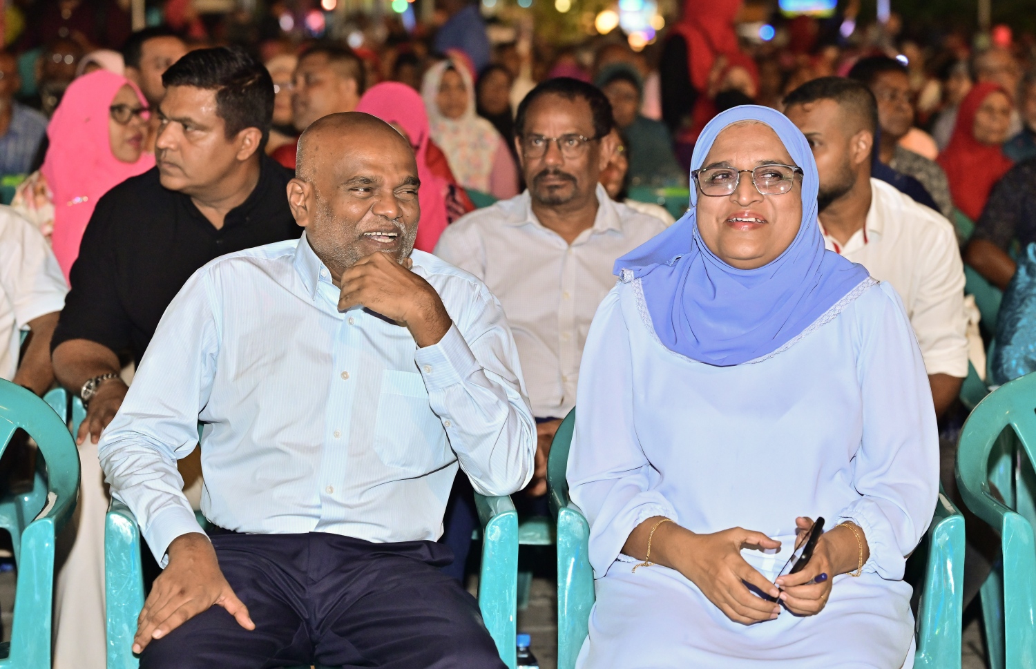 ރާއްޖެ އާއި މޮރިޝަސްއާ ދެމެދުގެ ކަނޑުގެ ސަރަހައްދުން ފުށުއަރާ ބައި ބެހި ގޮތުން އިދިކޮޅު ޕީޕީއެމާއި ޕީއެންސީ އަދި އެހެން ބައެއް ސިޔާސީ ޕާޓީތަކާ ގުޅިގެން ކާނިވާ ސަރަހައްދުގައި ބޭއްވި ޖަލްސާގައި ކުރީގެ ބަންޑާރަ ނައިބު ޑރ. މުނައްވަރާއި ކުރީގެ އެޓާނީ ޖެނެރަލް އާއިޝަތު އާޒިމާ ޝަކޫރު ބައިވެރިވެވަޑައިގަންނަވަނީ .-- ފޮޓޯ: ނިޝާން އަލީ/ މިހާރު