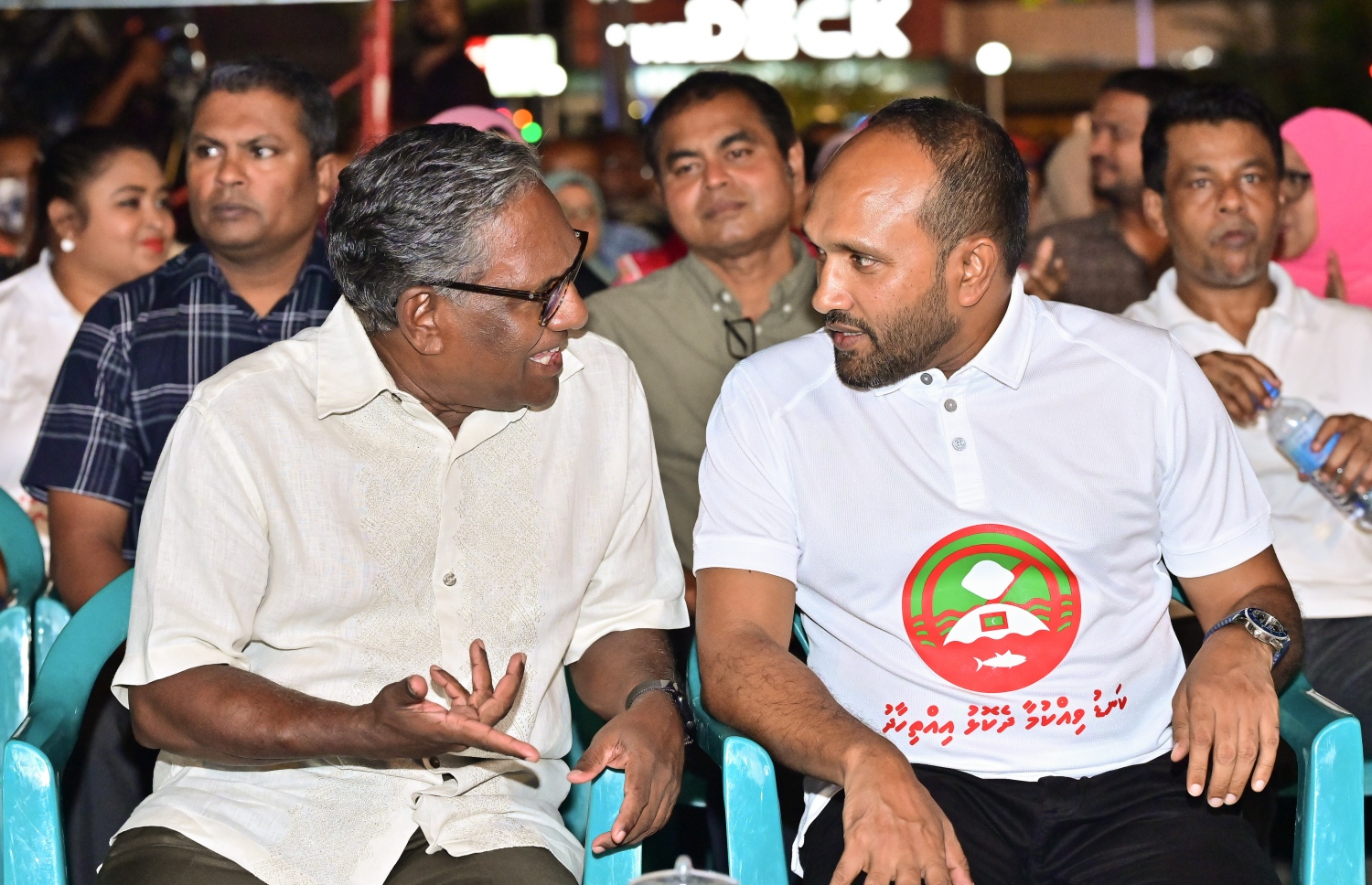 ރާއްޖެ އާއި މޮރިޝަސްއާ ދެމެދުގެ ކަނޑުގެ ސަރަހައްދުން ފުށުއަރާ ބައި ބެހި ގޮތުން އިދިކޮޅު ޕީޕީއެމާއި ޕީއެންސީ އަދި އެހެން ބައެއް ސިޔާސީ ޕާޓީތަކާ ގުޅިގެން ކާނިވާ ސަރަހައްދުގައި ބޭއްވި ޖަލްސާ ކުރީގެ ރައީސް މުހައްމަދު ވަހީދު އަދި ޔާމީން ސަރުކާރުގައި ނައިބު ރައީސްކަން ކުރެއްވި މުހައްމަދު ޖަމީލް މަޝްވަރާކުރައްވަނީ.-- ފޮޓޯ: ނިޝާން އަލީ/ މިހާރު