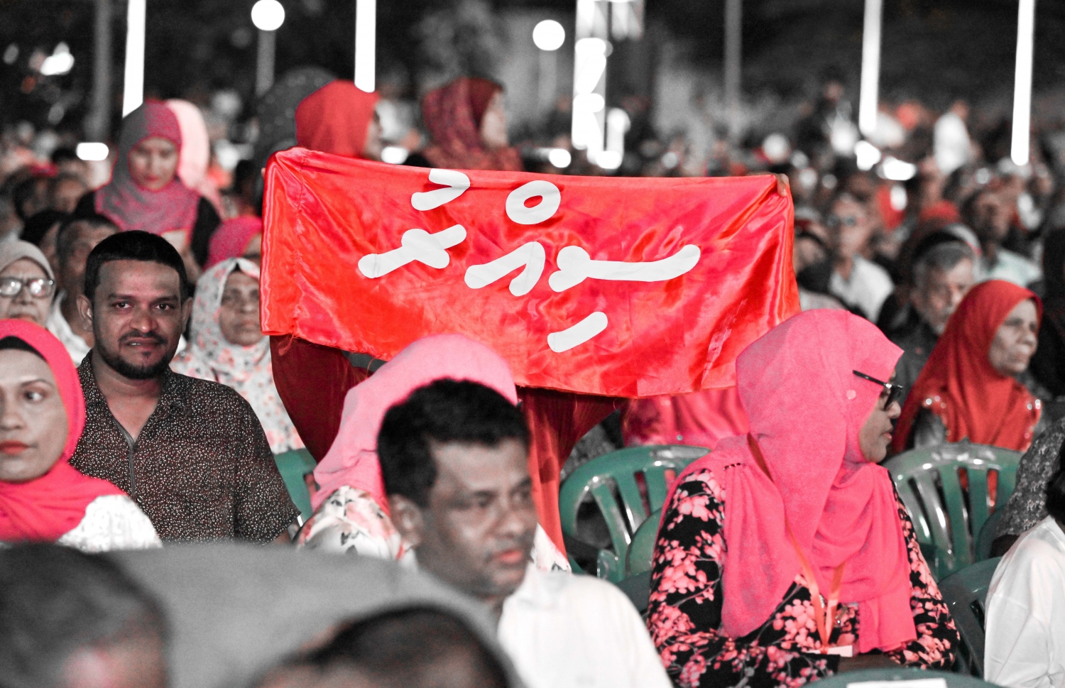 ރާއްޖެ އާއި މޮރިޝަސްއާ ދެމެދުގެ ކަނޑުގެ ސަރަހައްދުން ފުށުއަރާ ބައި ބެހި ގޮތުން އިދިކޮޅު ޕީޕީއެމާއި ޕީއެންސީ އަދި އެހެން ބައެއް ސިޔާސީ ޕާޓީތަކާ ގުޅިގެން ކާނިވާ ސަރަހައްދުގައި ބޭއްވި ޖަލްސާގައި އިދިކޮޅު ސަޕޯޓަރުން ބައިވެރިވަނީ.-- ފޮޓޯ: ނިޝާން އަލީ/ މިހާރު