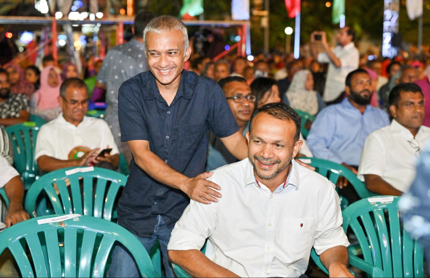 ރާއްޖެ އާއި މޮރިޝަސްއާ ދެމެދުގެ ކަނޑުގެ ސަރަހައްދުން ފުށުއަރާ ބައި ބެހި ގޮތުން އިދިކޮޅު ޕީޕީއެމާއި ޕީއެންސީ އަދި އެހެން ބައެއް ސިޔާސީ ޕާޓީތަކާ ގުޅިގެން ކާނިވާ ސަރަހައްދުގައި ބޭއްވި ޖަލްސާގައި ކެންދޫ ދާއިރާގެ ޖޭޕީގެ މެމްބަރު އަލީ ހުސައިނާއި ޕީޕީއެމްގެ މެމްބަރު ޝިފާގް މުފީދު (ހިސްޓ).-- ފޮޓޯ: ނިޝާން އަލީ/ މިހާރު