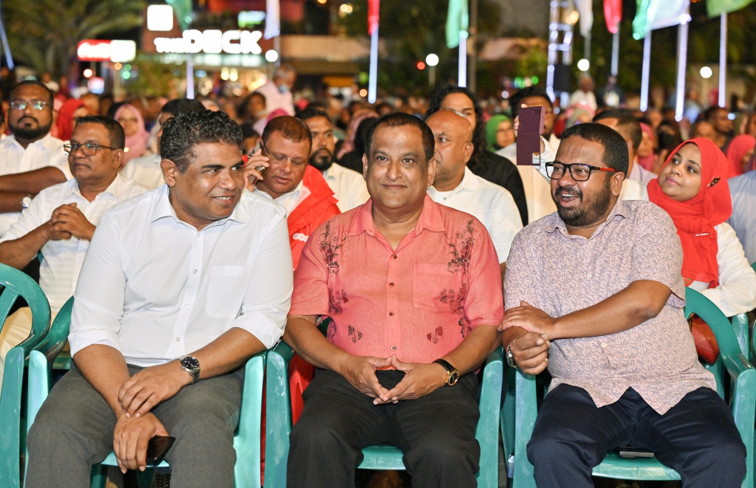 ރާއްޖެ އާއި މޮރިޝަސްއާ ދެމެދުގެ ކަނޑުގެ ސަރަހައްދުން ފުށުއަރާ ބައި ބެހި ގޮތުން އިދިކޮޅު ޕީޕީއެމާއި ޕީއެންސީ އަދި އެހެން ބައެއް ސިޔާސީ ޕާޓީތަކާ ގުޅިގެން ކާނިވާ ސަރަހައްދުގައި ބޭއްވި ޖަލްސާގައި ބައިވެރިވި ސިޔާސީ ބައެއް އިސް ބޭފުޅުން.-- ފޮޓޯ: ނިޝާން އަލީ/ މިހާރު